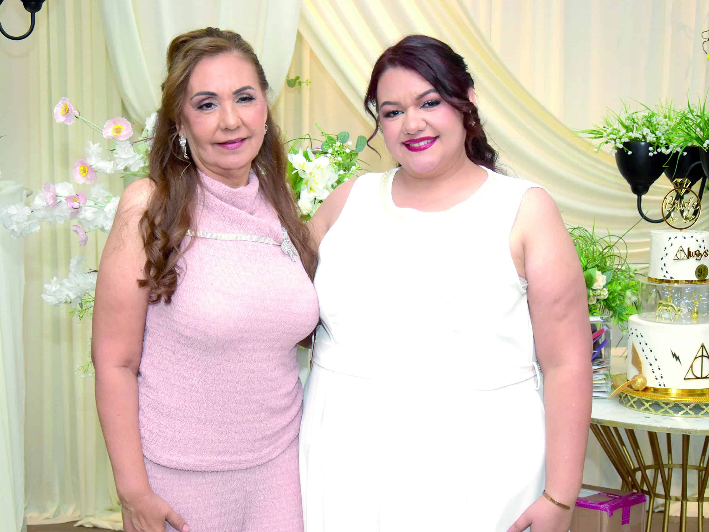 Laura Fuentes celebra su despedida de soltera rodeada de familia