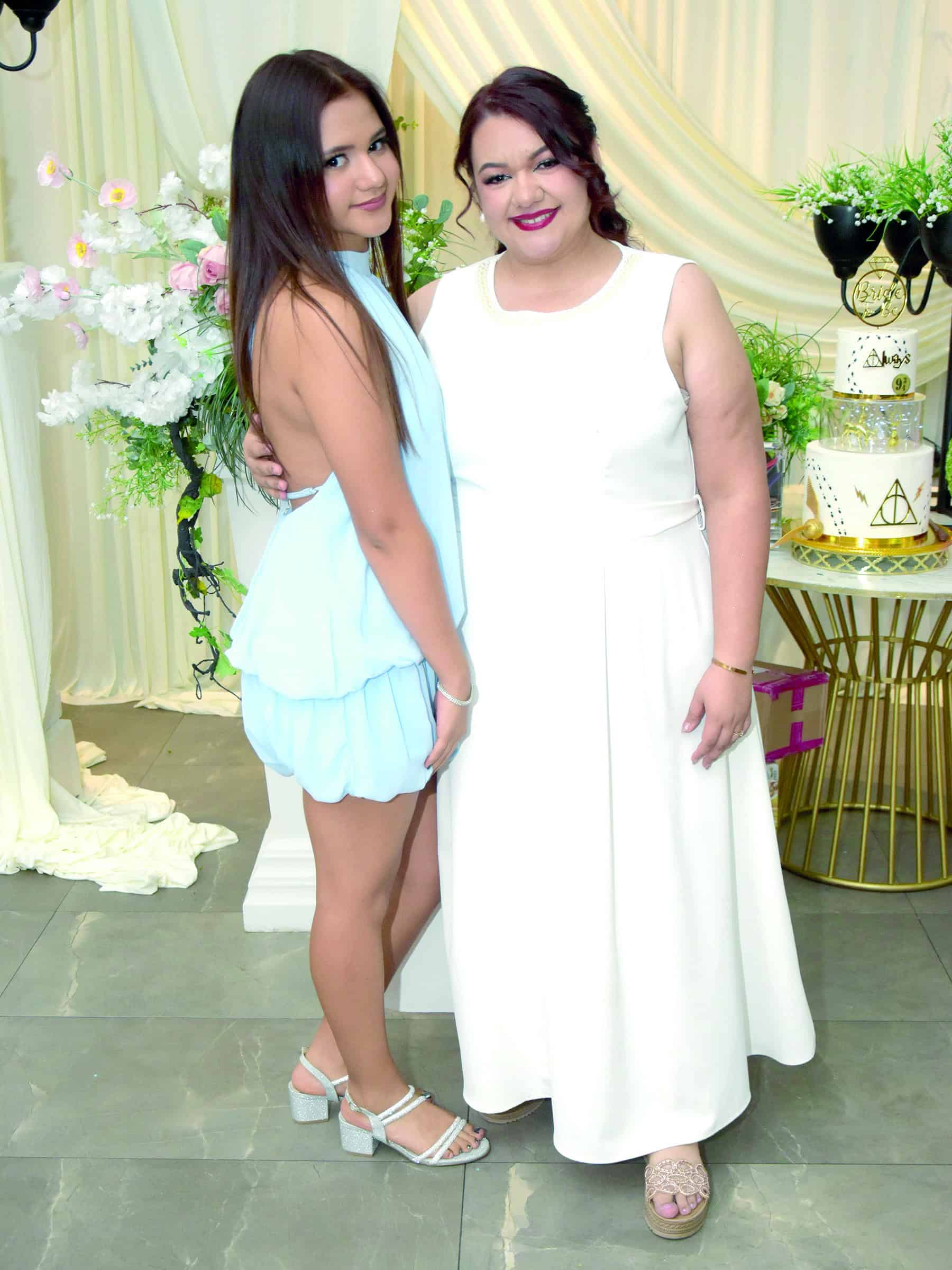 Laura Fuentes celebra su despedida de soltera rodeada de familia