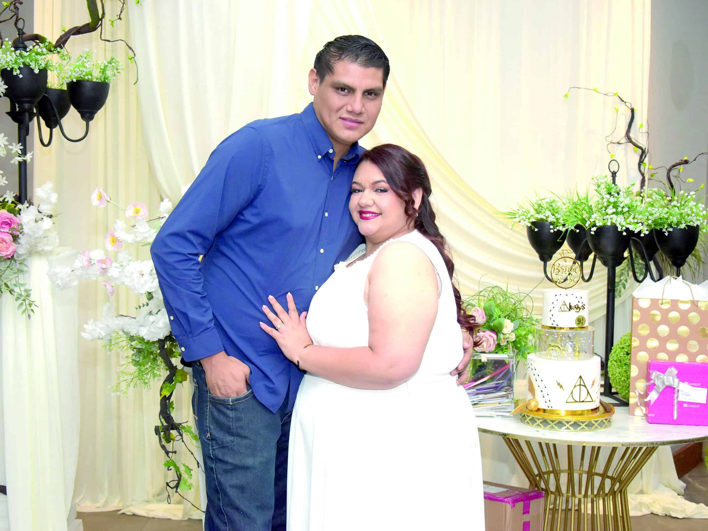 Laura Fuentes celebra su despedida de soltera rodeada de familia