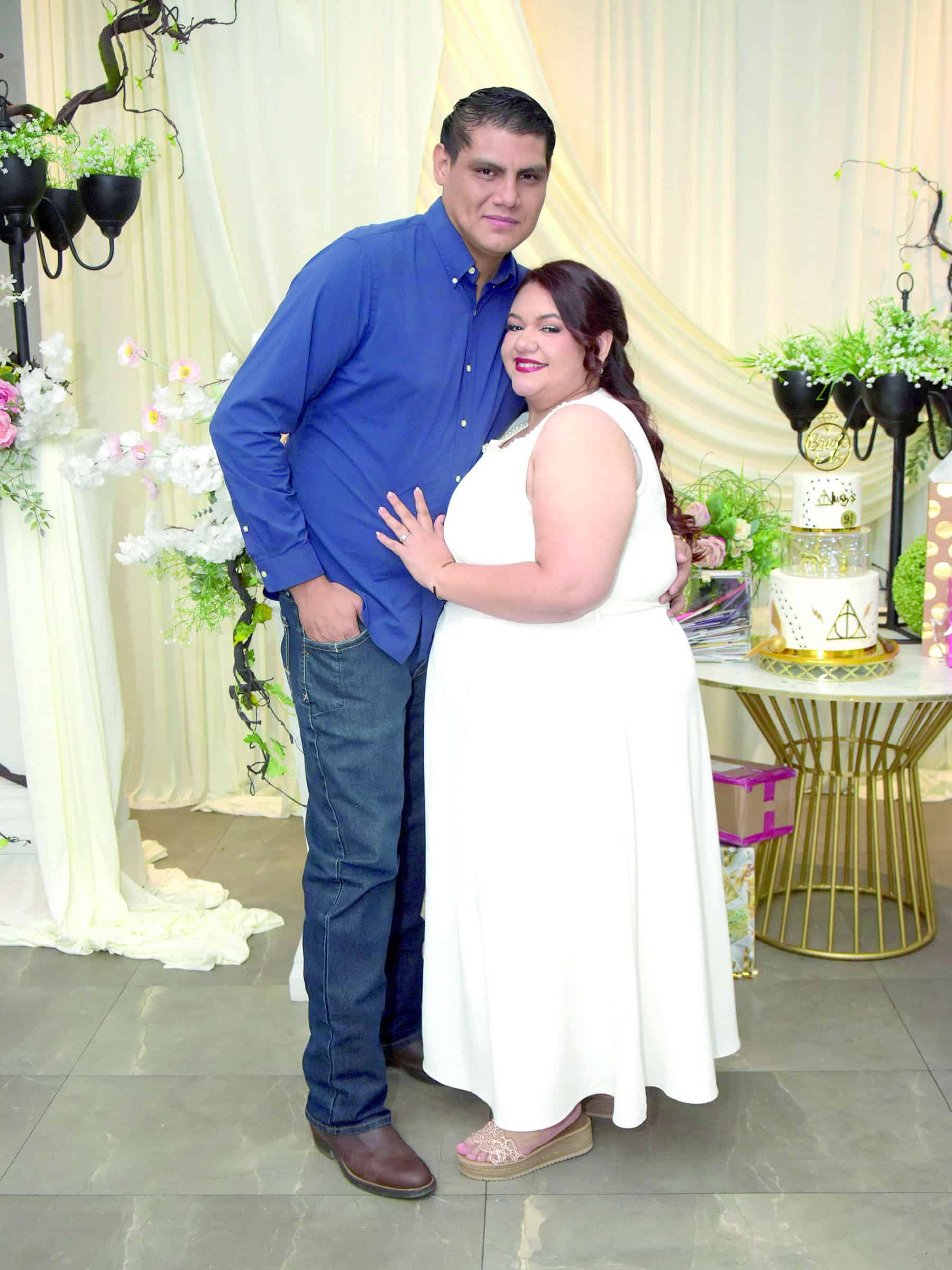 Laura Fuentes celebra su despedida de soltera rodeada de familia