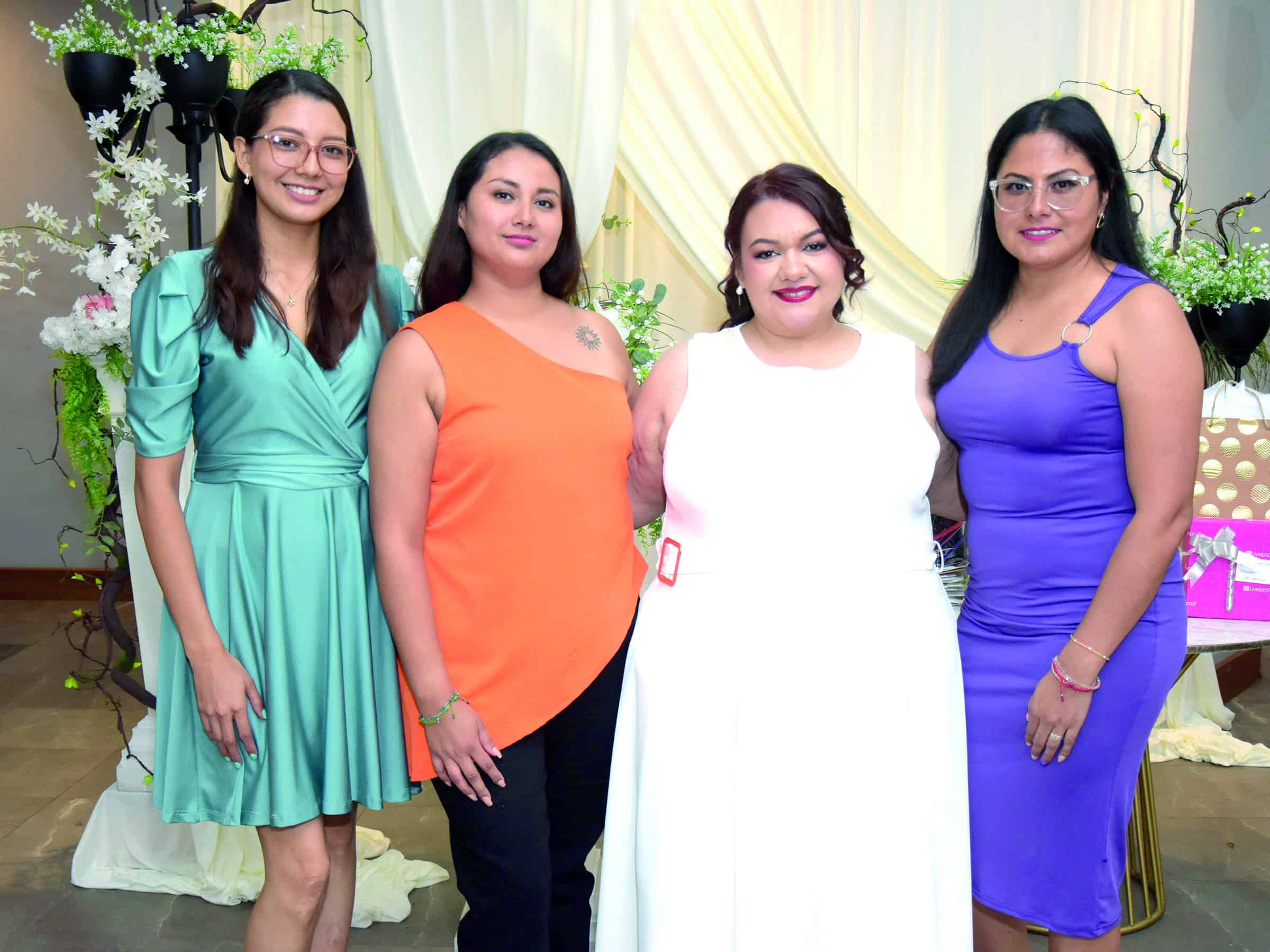 Laura Fuentes celebra su despedida de soltera rodeada de familia