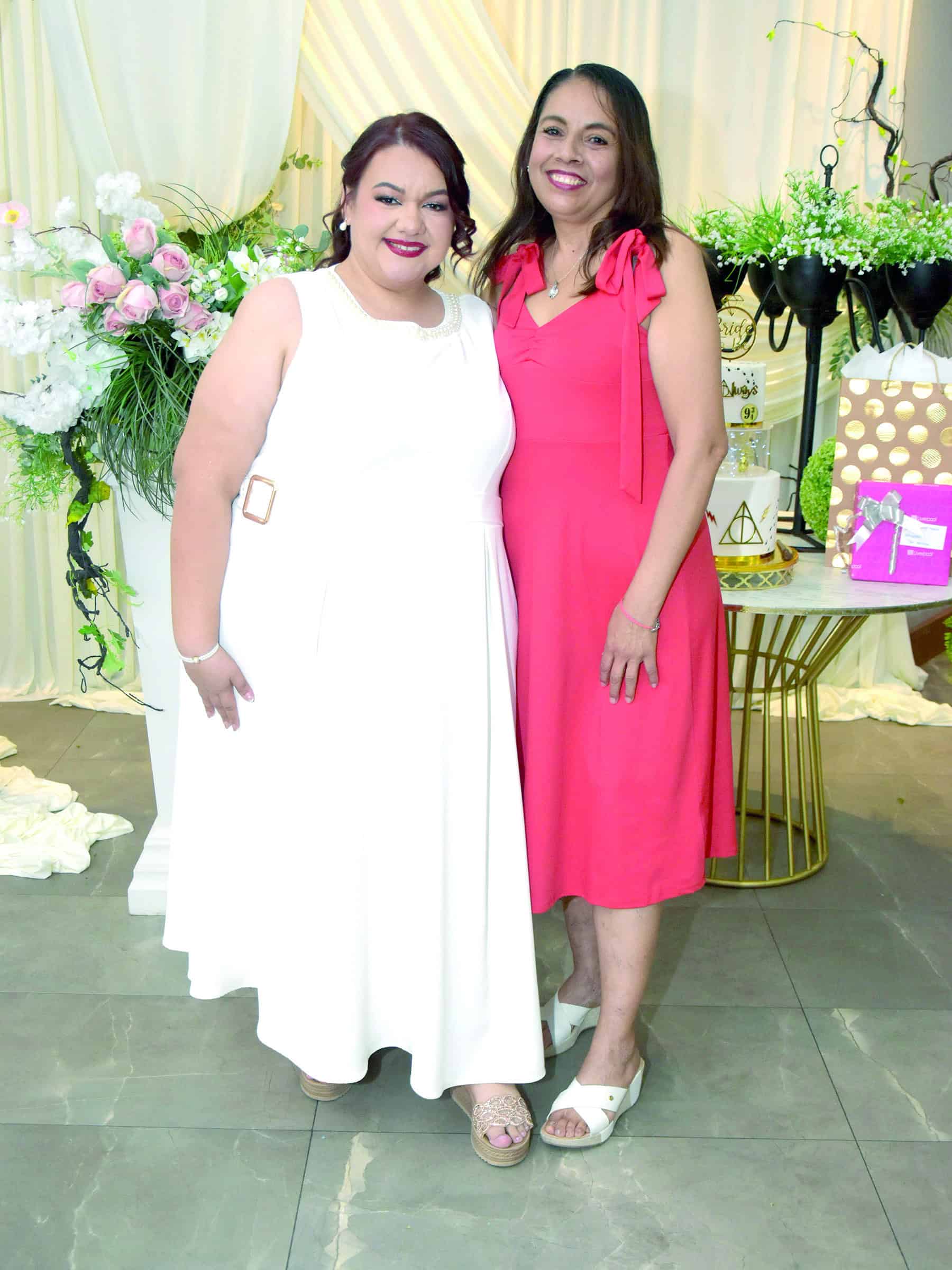 Laura Fuentes celebra su despedida de soltera rodeada de familia