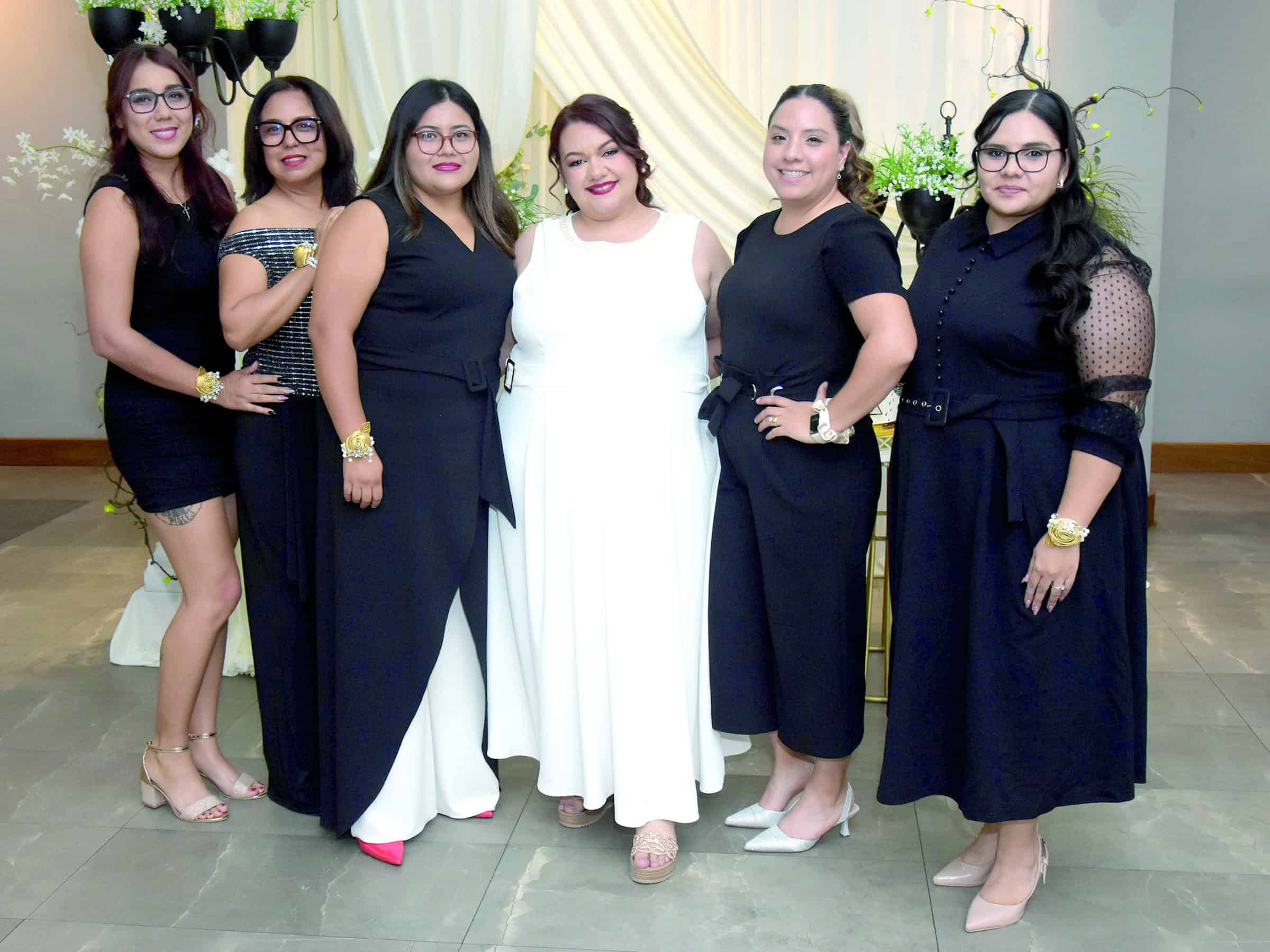 Laura Fuentes celebra su despedida de soltera rodeada de familia