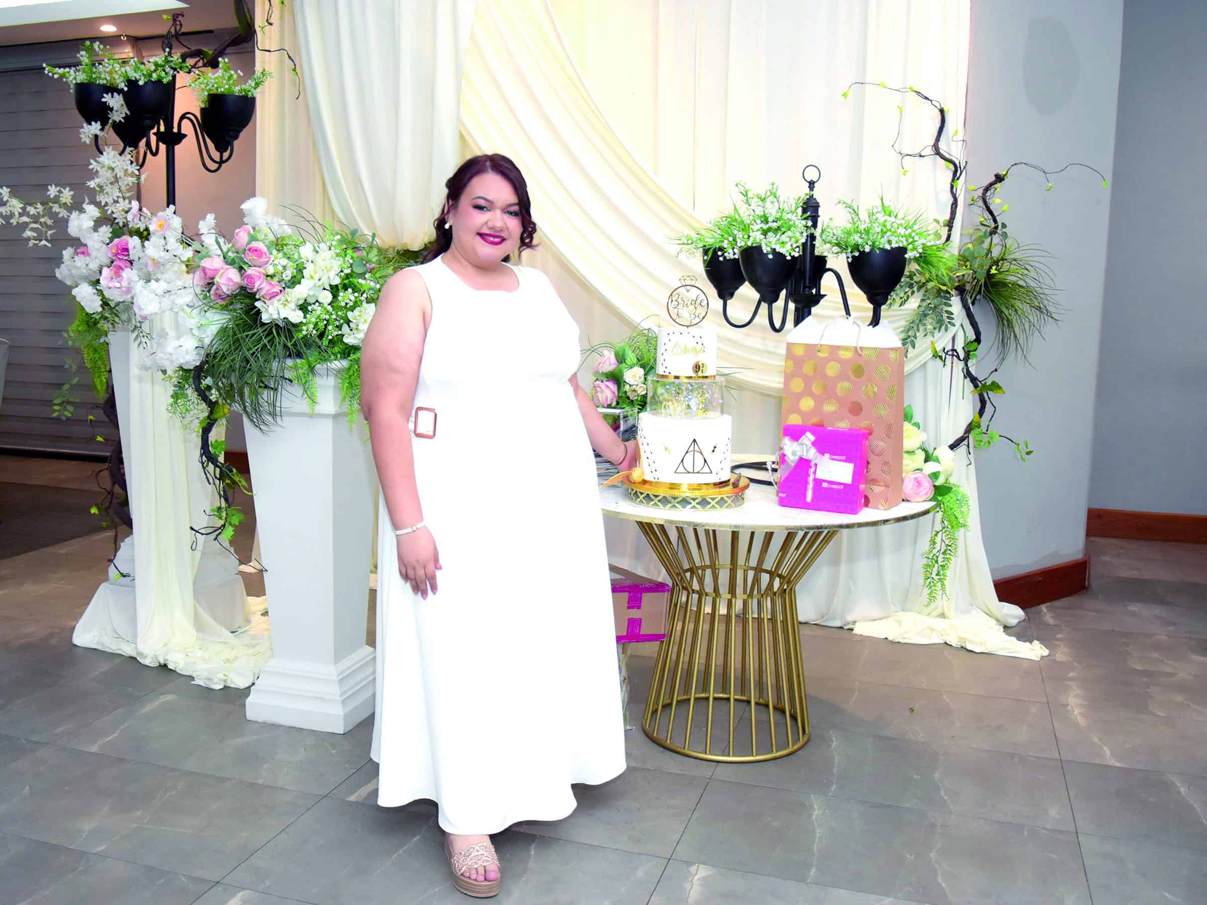 Laura Fuentes celebra su despedida de soltera rodeada de familia