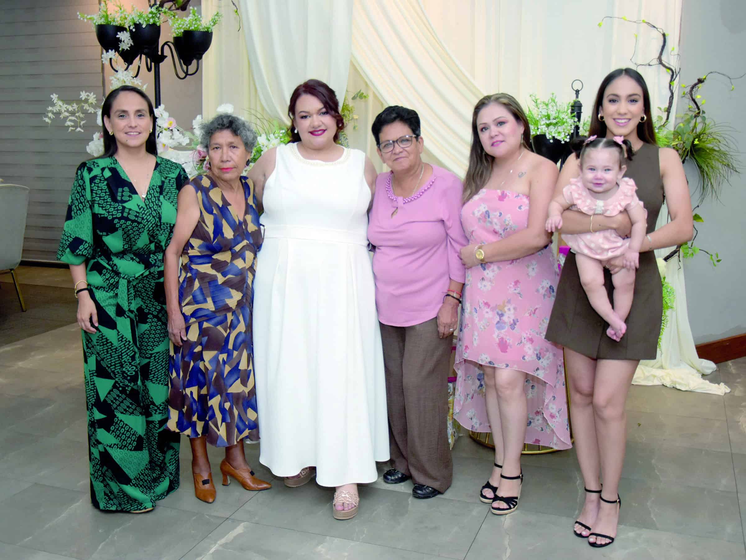 Laura Fuentes celebra su despedida de soltera rodeada de familia