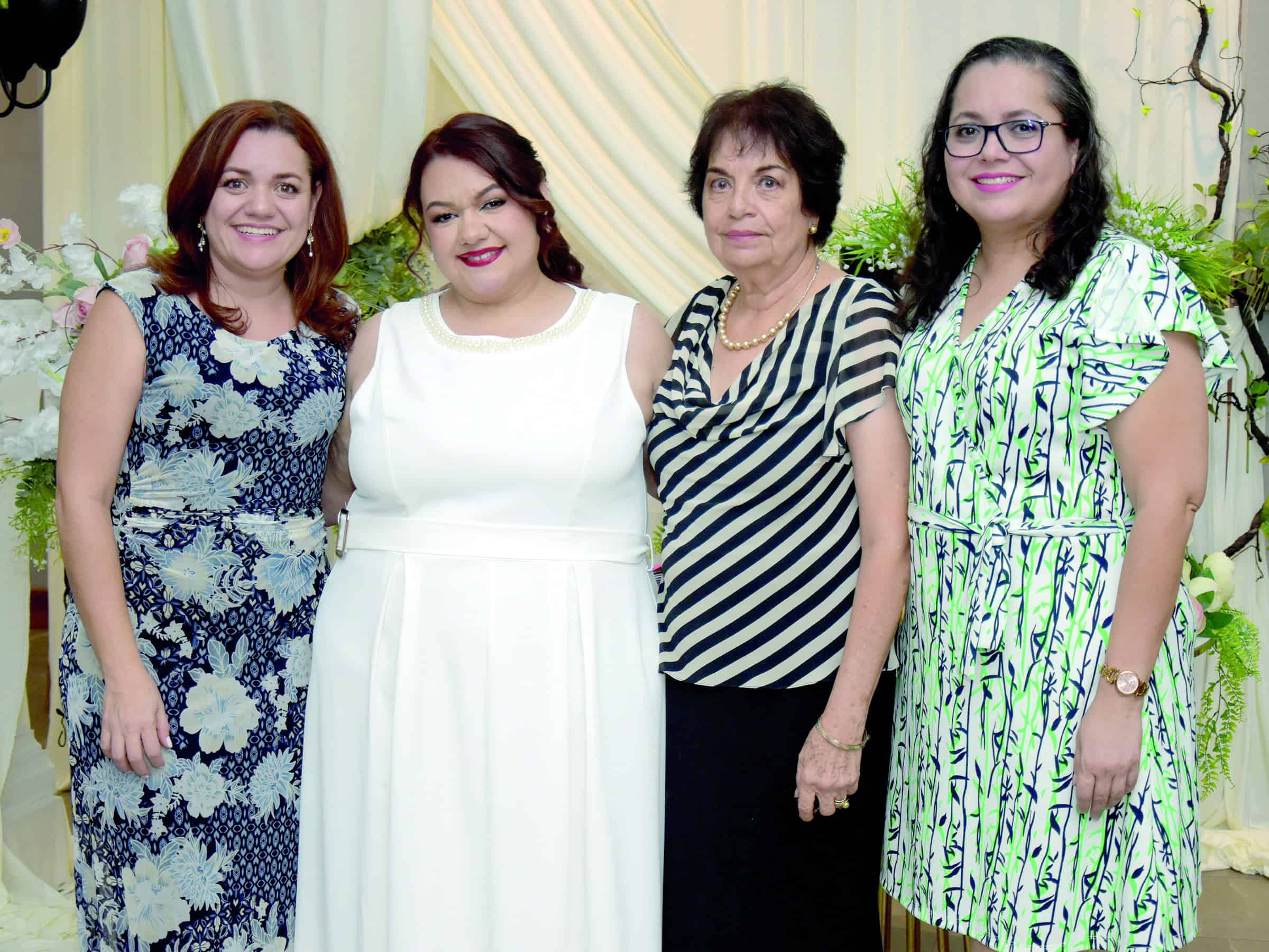 Laura Fuentes celebra su despedida de soltera rodeada de familia