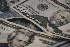 Tipo de cambio del peso mexicano baja de 17 unidades por dólar