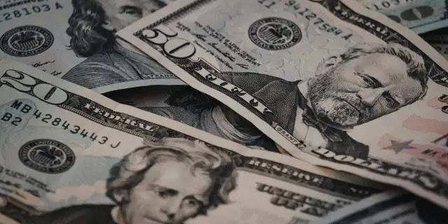 Tipo de cambio del peso mexicano baja de 17 unidades por dólar