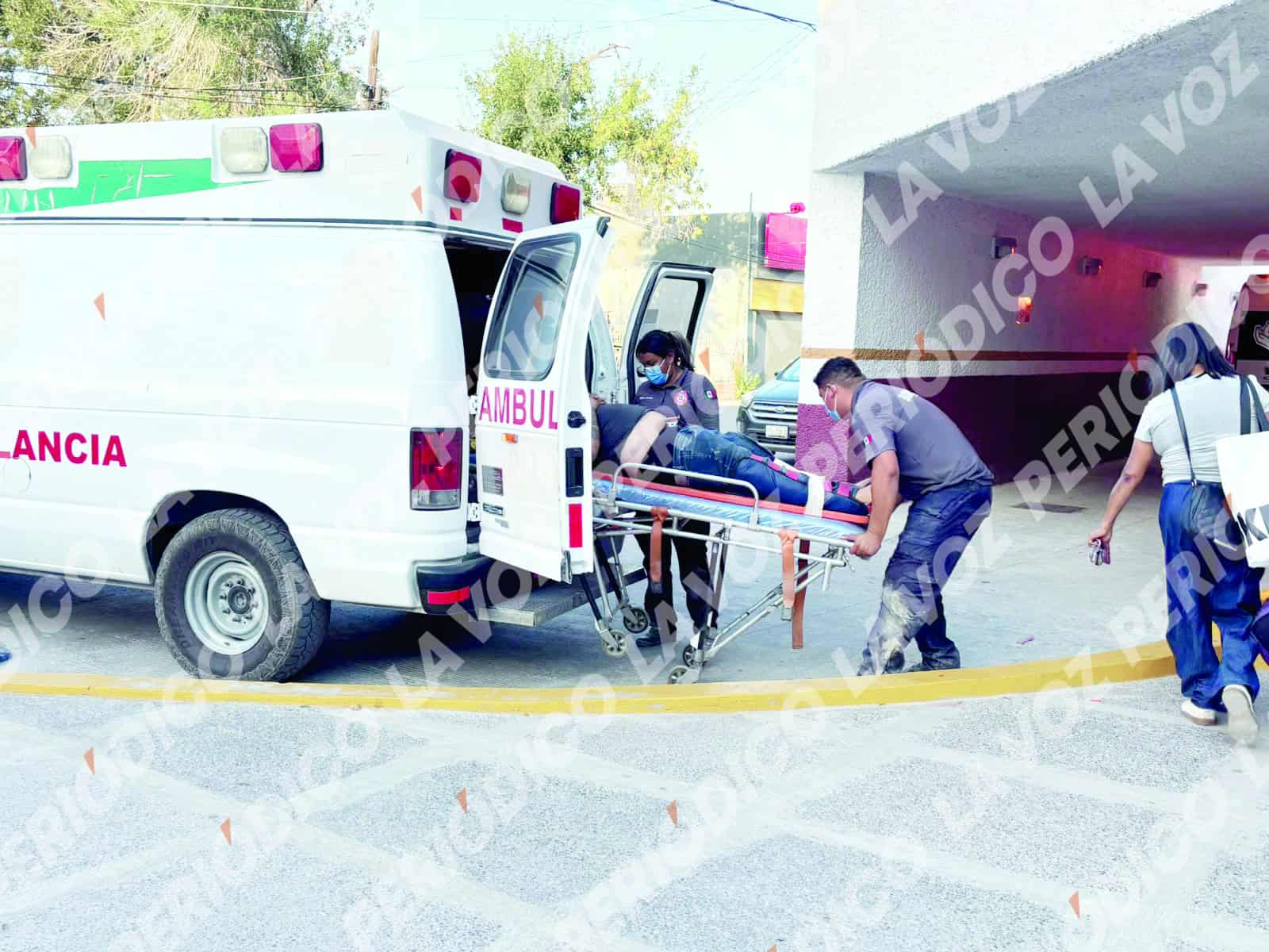 Dos lesionados tras volcadura en carretera federal 57: Escobedo