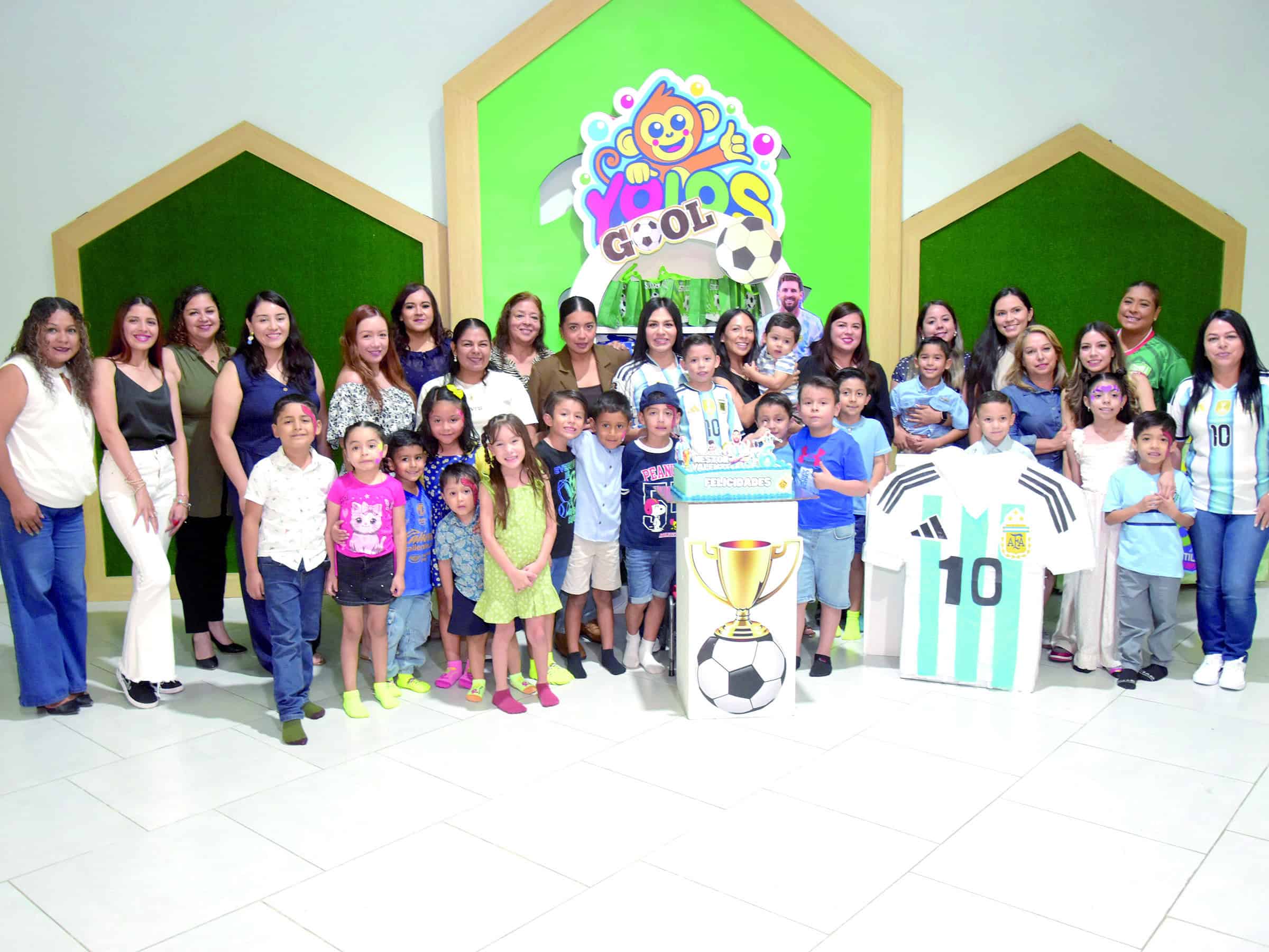 Néstor Valente celebra su cumpleaños rodeado de amigos y familia