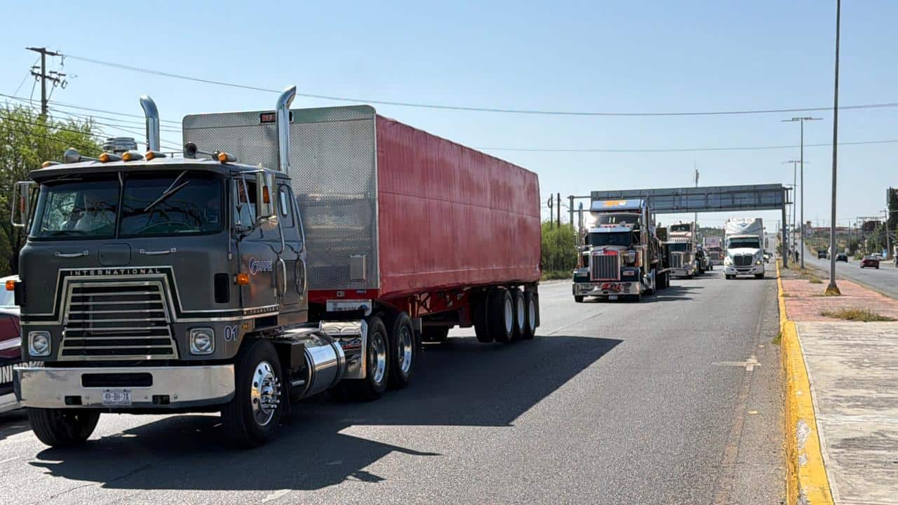 Caravana de tractocamiones cl&aacute;sicos cruza Monclova rumbo a Piedras Negras