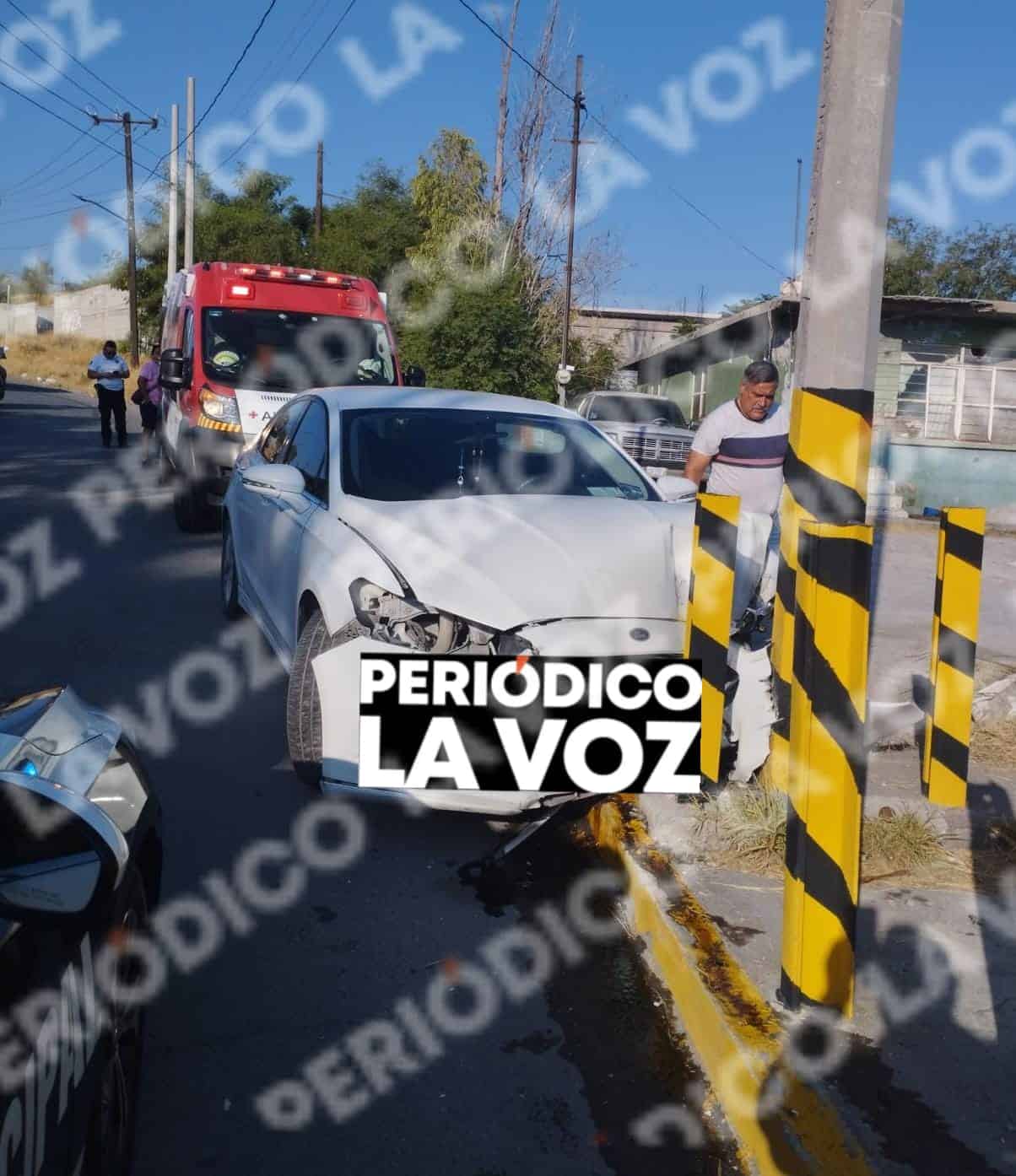 Joven termina en hospital tras chocar contra un poste
