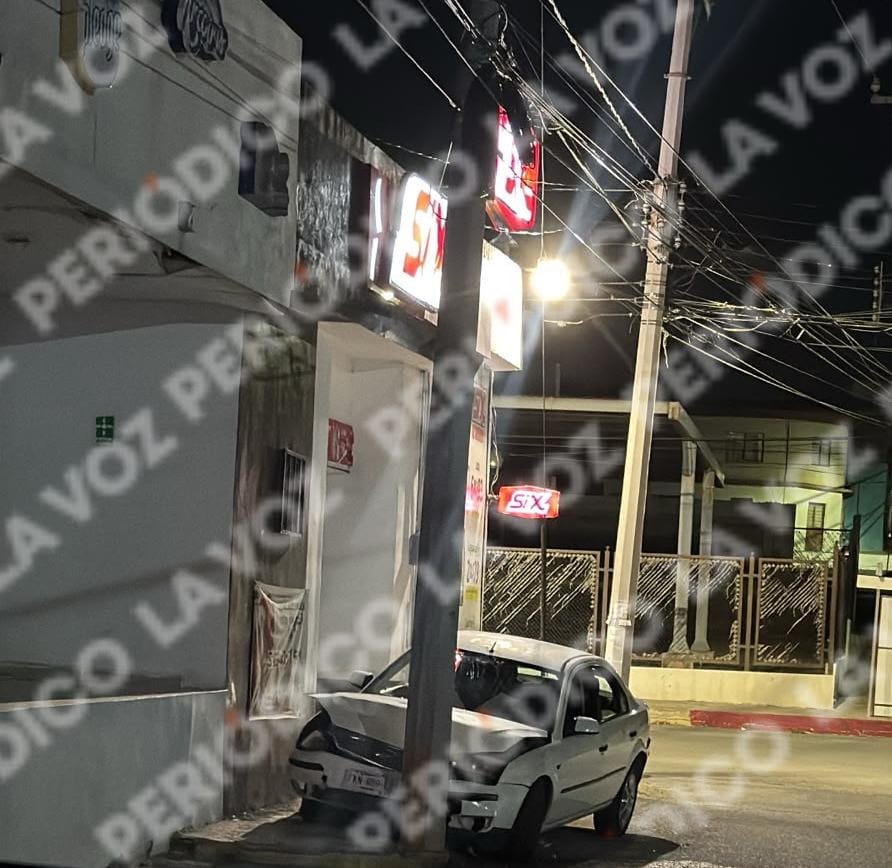 El Ford Mondeo quedó abandonado y con severos daños después de impactarse contra un poste de concreto en la Zona Centro.