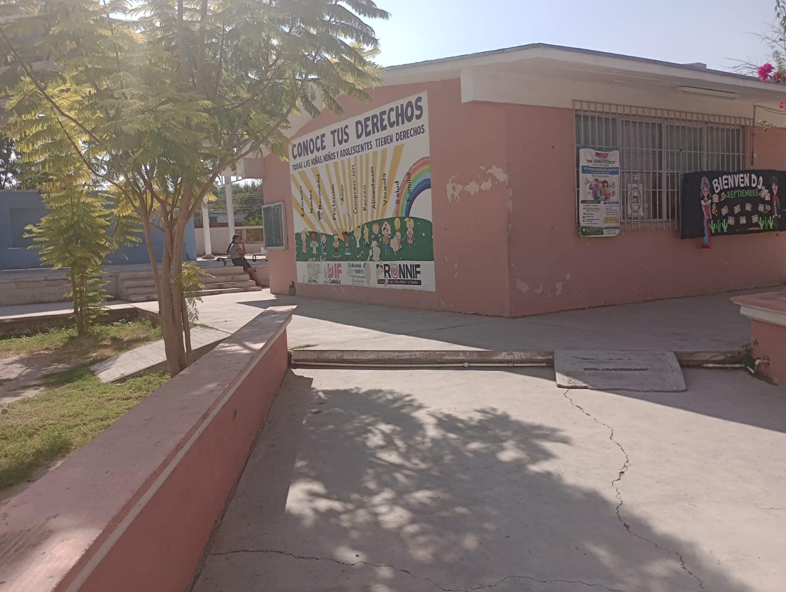 Madres de familia mantienen su postura de exigir atención a los señalamientos realizados contra el director de la Escuela Leona Vicario.