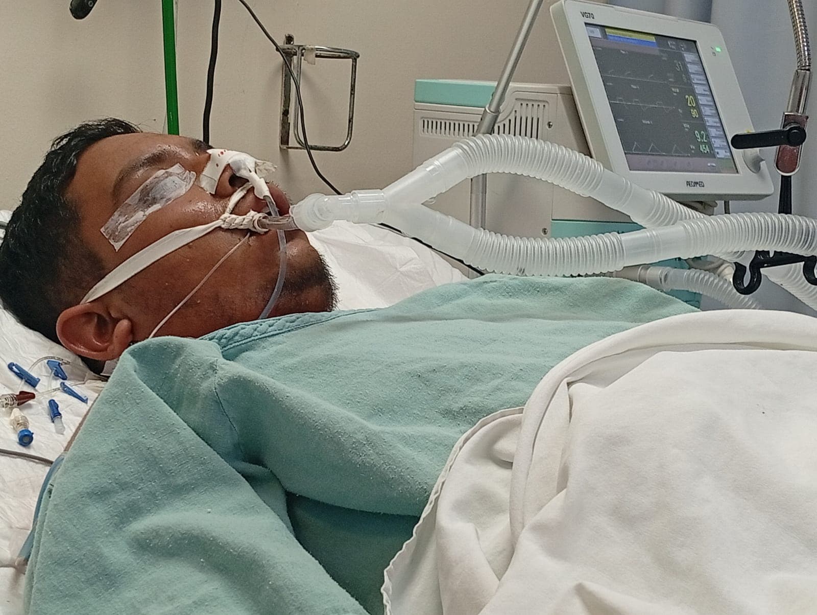 Con el dolor de una madre, Nataly exige justicia para su hijo, quien se debate entre la vida y la muerte tras el accidente.