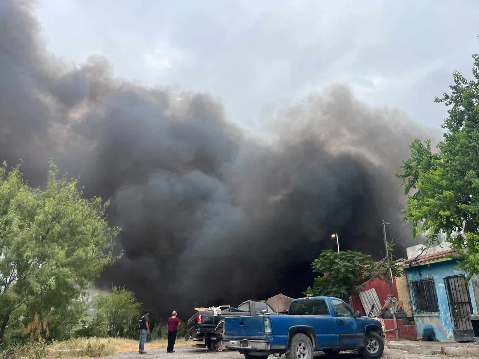 Incendio genera enorme columna de humo en La Ribera, Ciudad Acuña Incendio genera enorme columna de humo en La Ribera, Ciudad Acuña