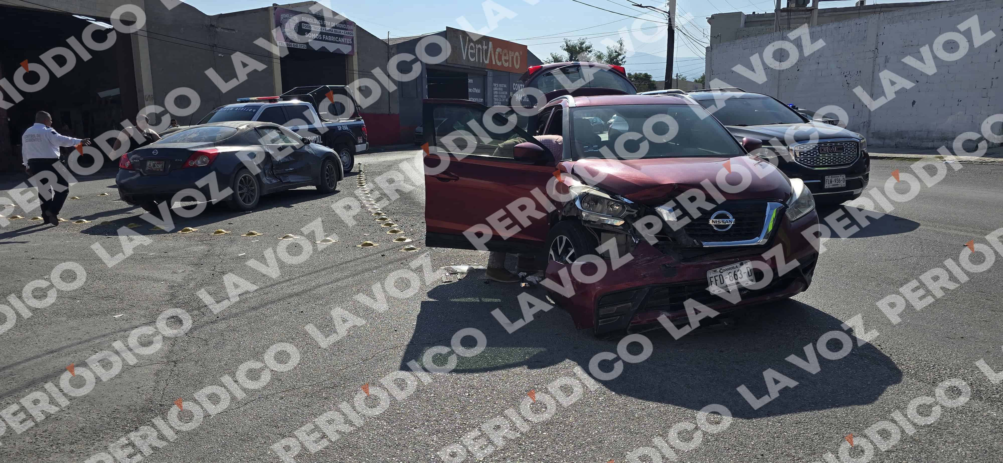 Accidente en Monclova deja dos veh&iacute;culos da&ntilde;ados