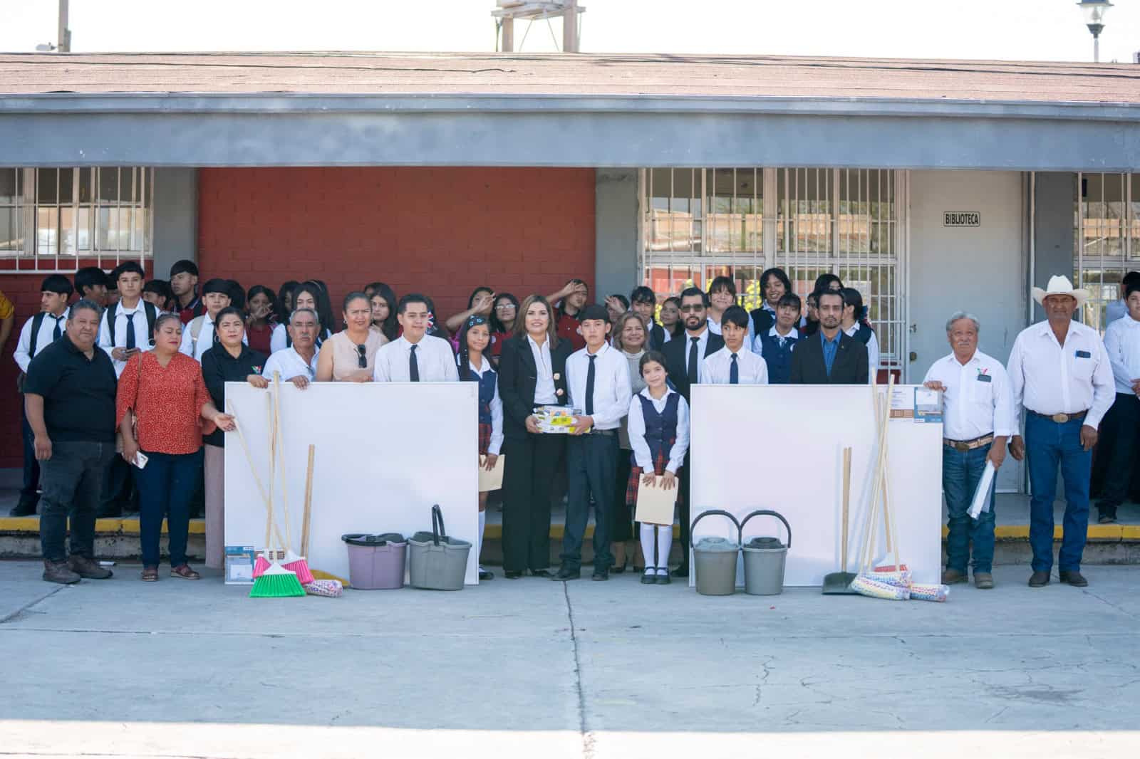 Castaños: Yesica Sifuentes entrega apoyos educativos a escuelas Castaños: Yesica Sifuentes entrega apoyos educativos a escuelas