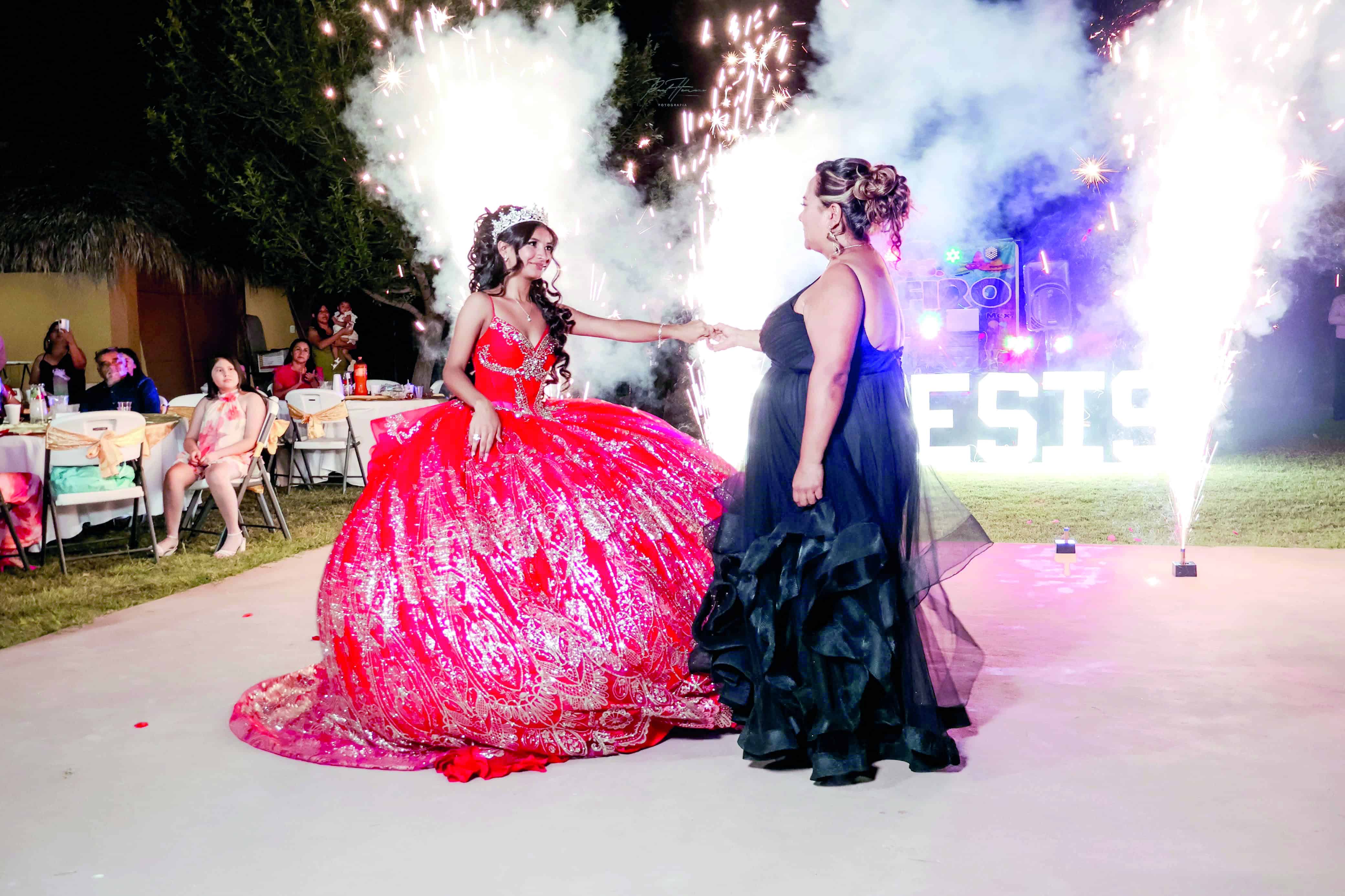 &iexcl;Noche De Ensue&ntilde;o En Casa Roni! Genesis Brilla En Sus Xv A&ntilde;os Rodeada De Amor Y Distinguidas Personalidades