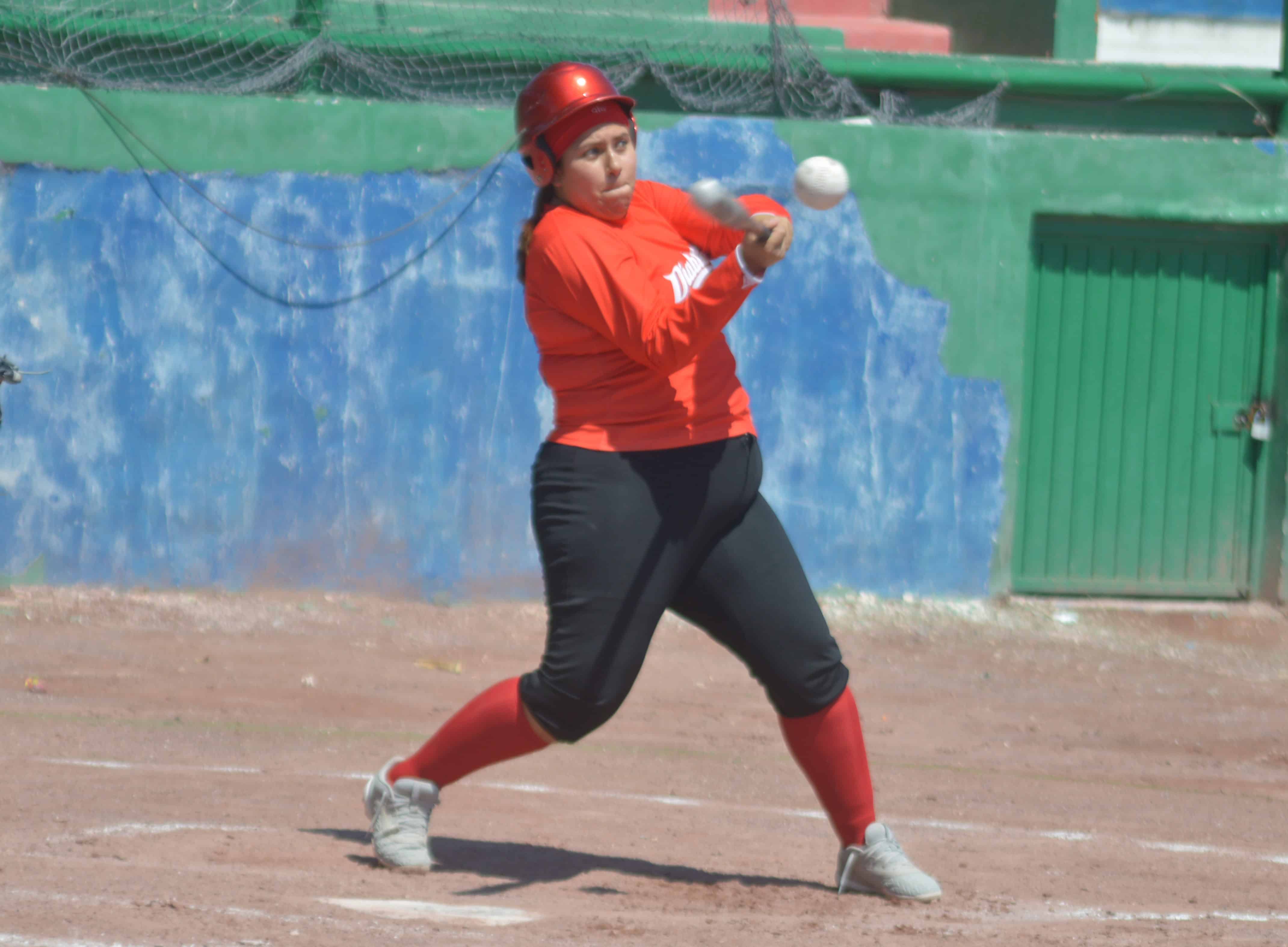 Diablas vence a Bravas: 16-5 en la Liga Municipal de Softbol