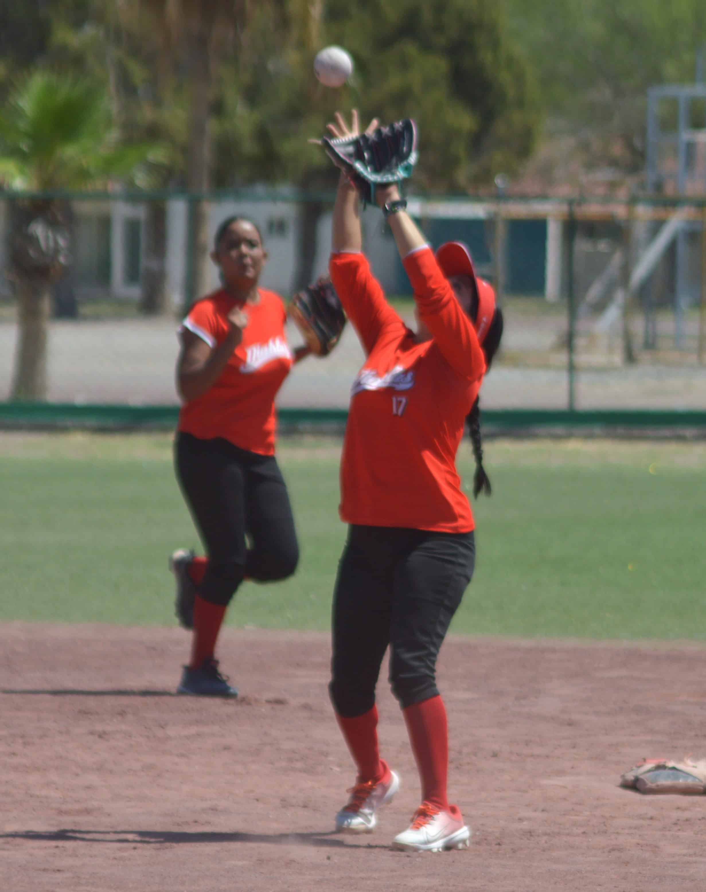 Diablas vence a Bravas: 16-5 en la Liga Municipal de Softbol