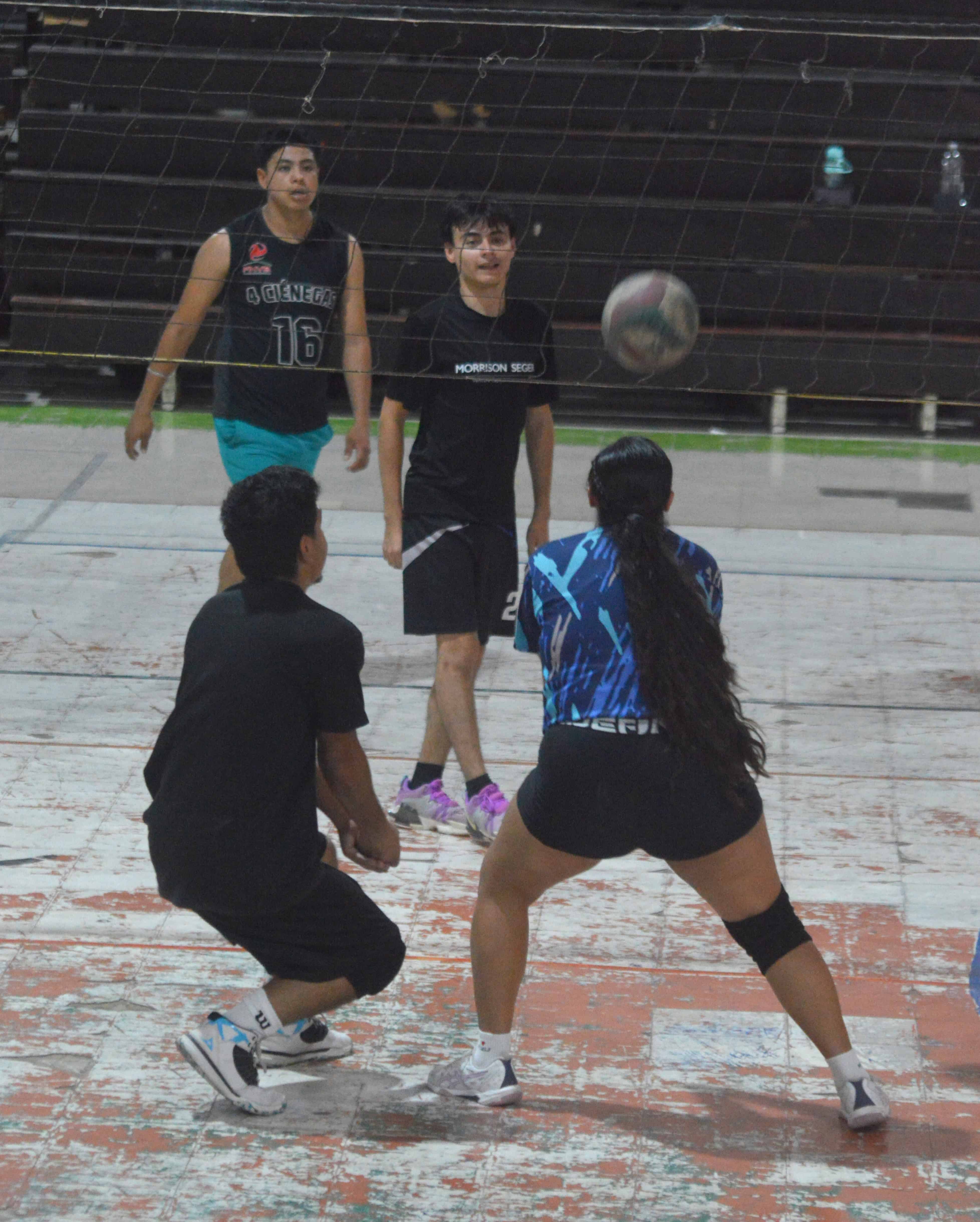 Demons y La Familia triunfan en la Liga de Voleibol Rangelitos