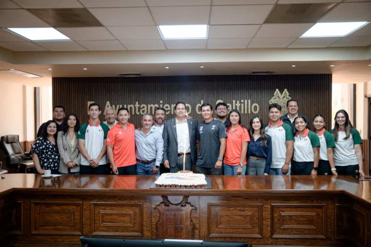 Javier D&iacute;az Gonz&aacute;lez entrega incentivos a atletas de Saltillo