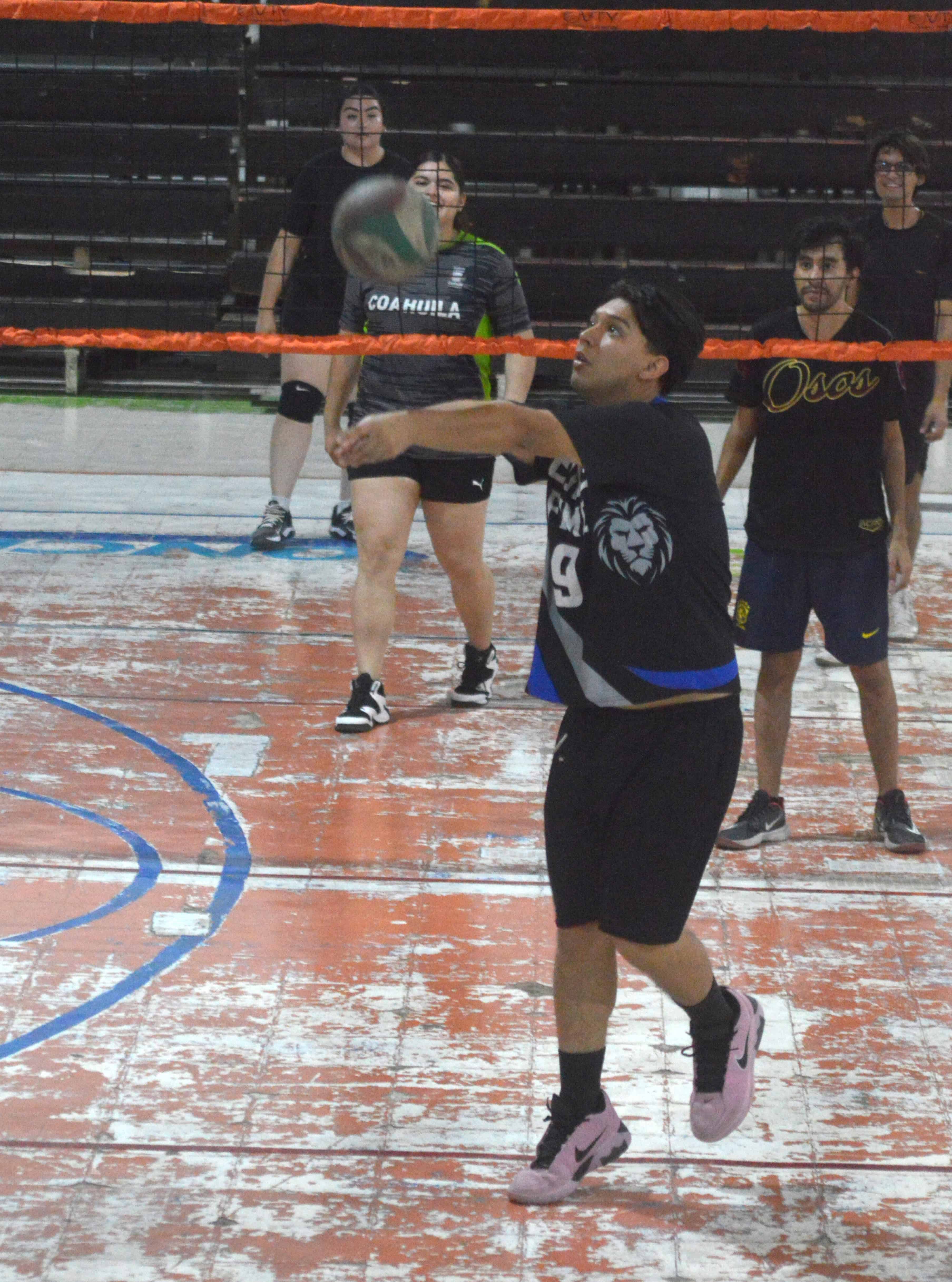 F&eacute;nix vence a Leones en la Liga de Voleibol Rangelitos