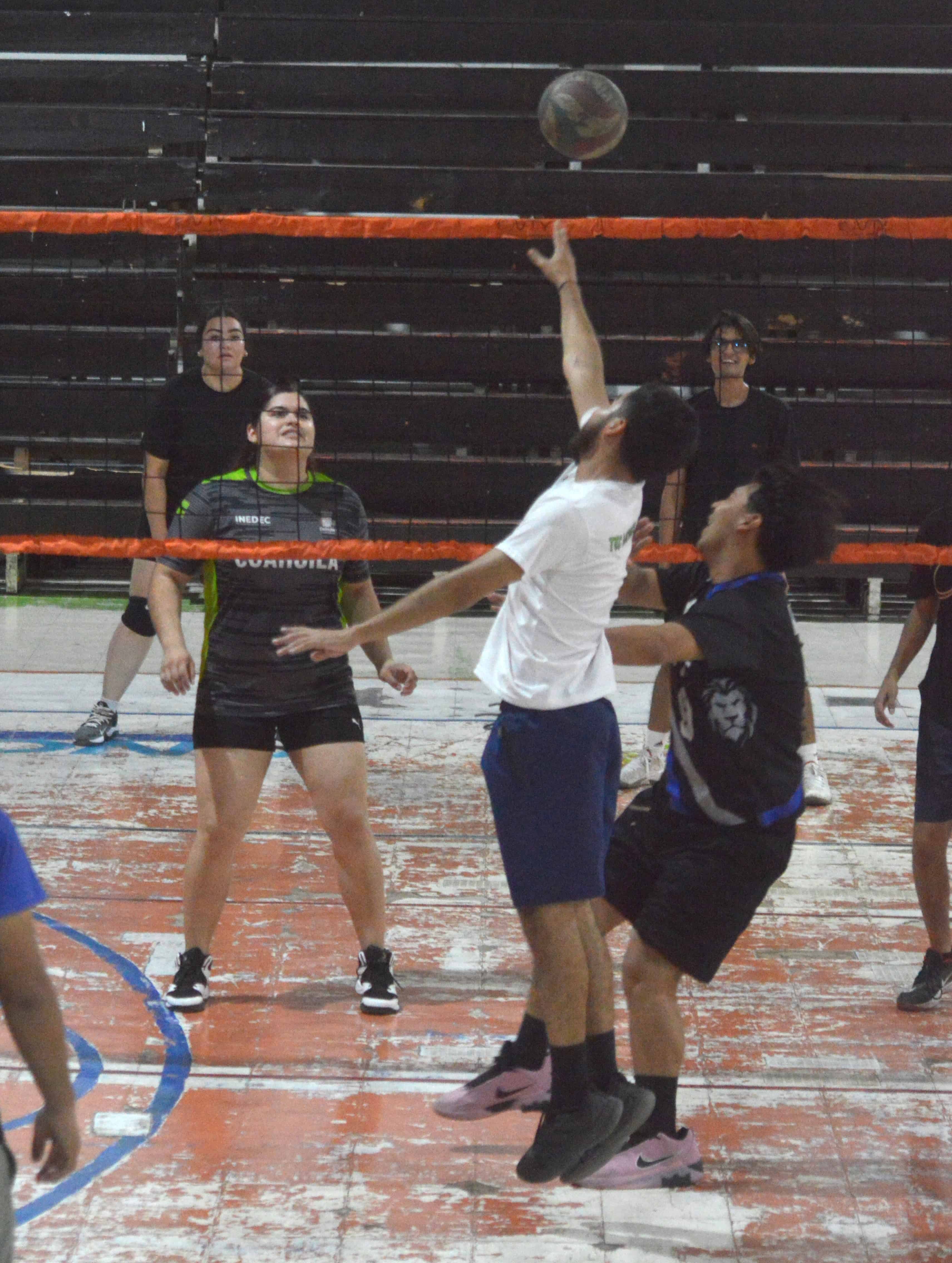 F&eacute;nix vence a Leones en la Liga de Voleibol Rangelitos