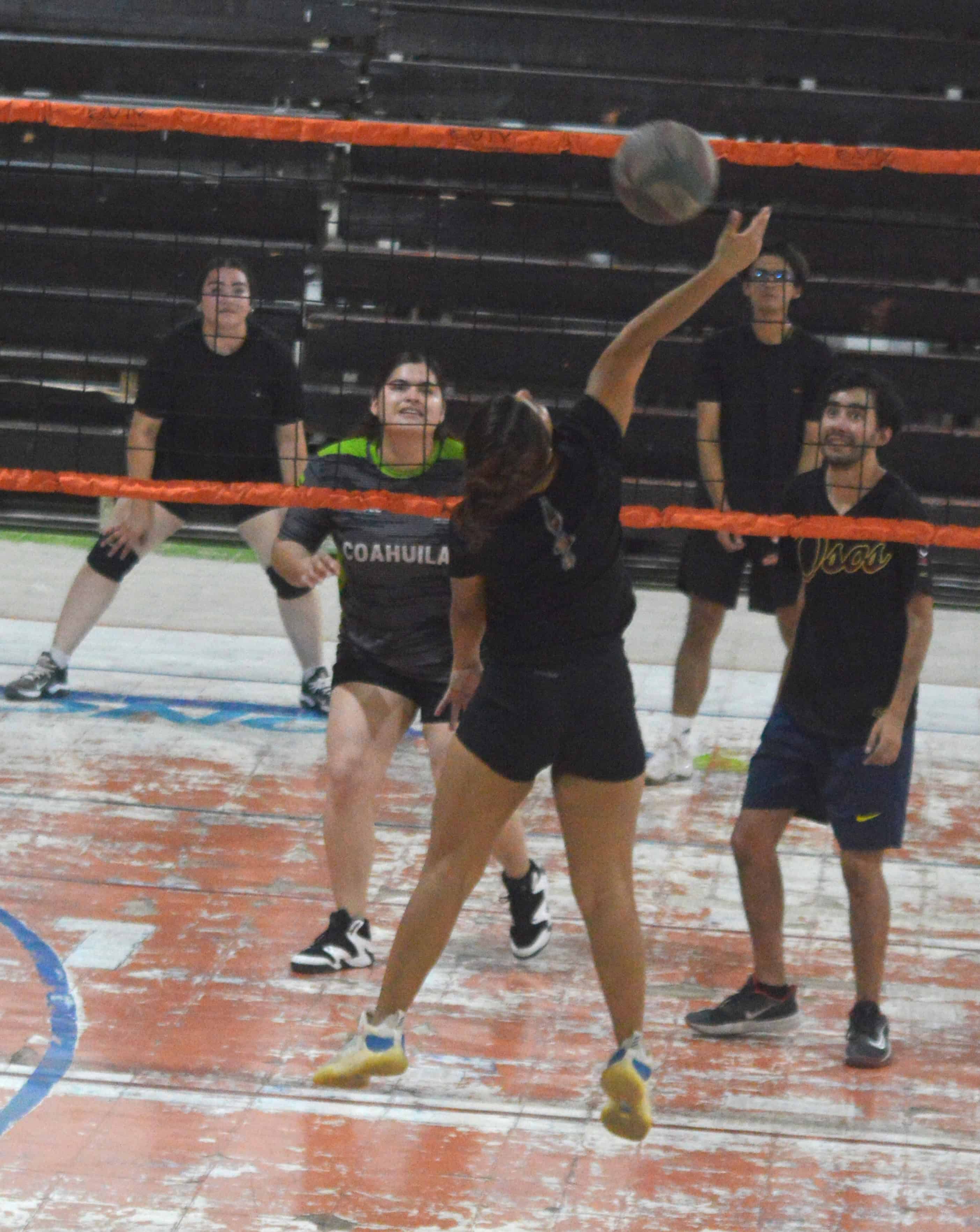 F&eacute;nix vence a Leones en la Liga de Voleibol Rangelitos