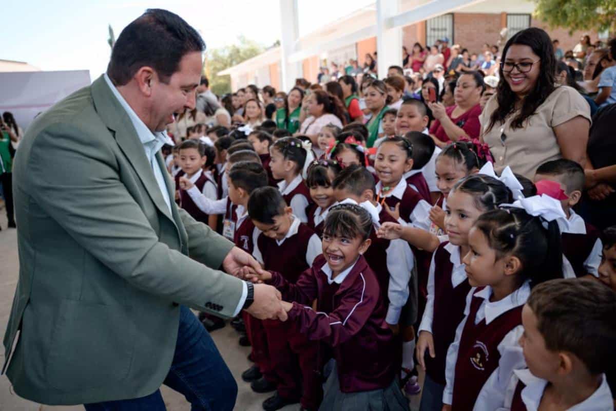 Javier D&iacute;az entrega techumbre en la Escuela Primaria Xicot&eacute;ncatl de Saltillo