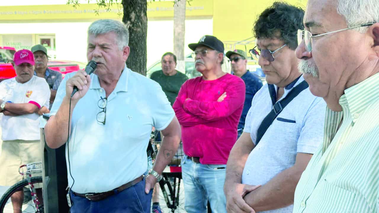 Exobreros de AHMSA marchan en Monclova para exigir soluci&oacute;n