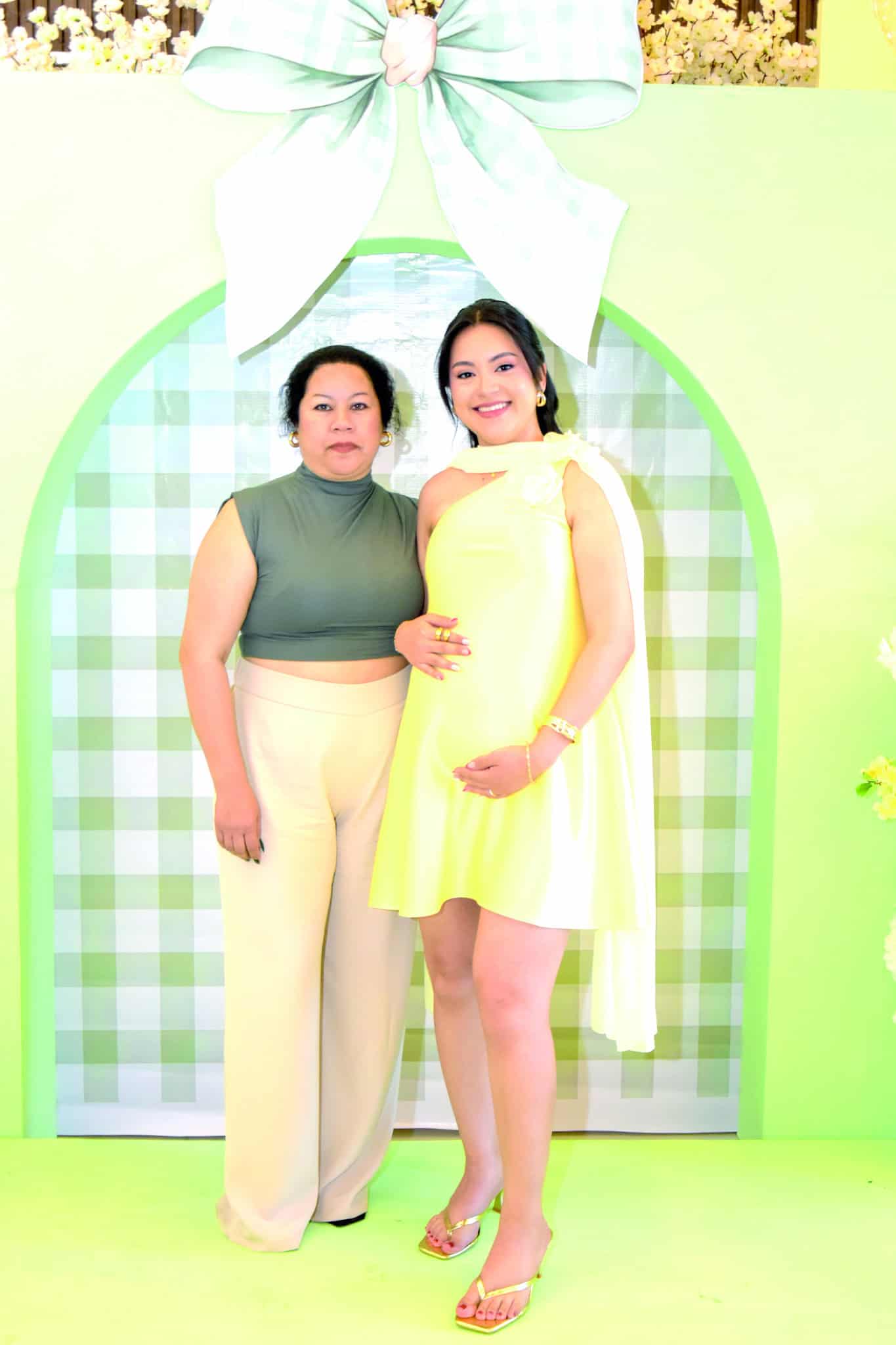 La futura mam&aacute; Sonia Guajardo disfruta de un emotivo baby shower