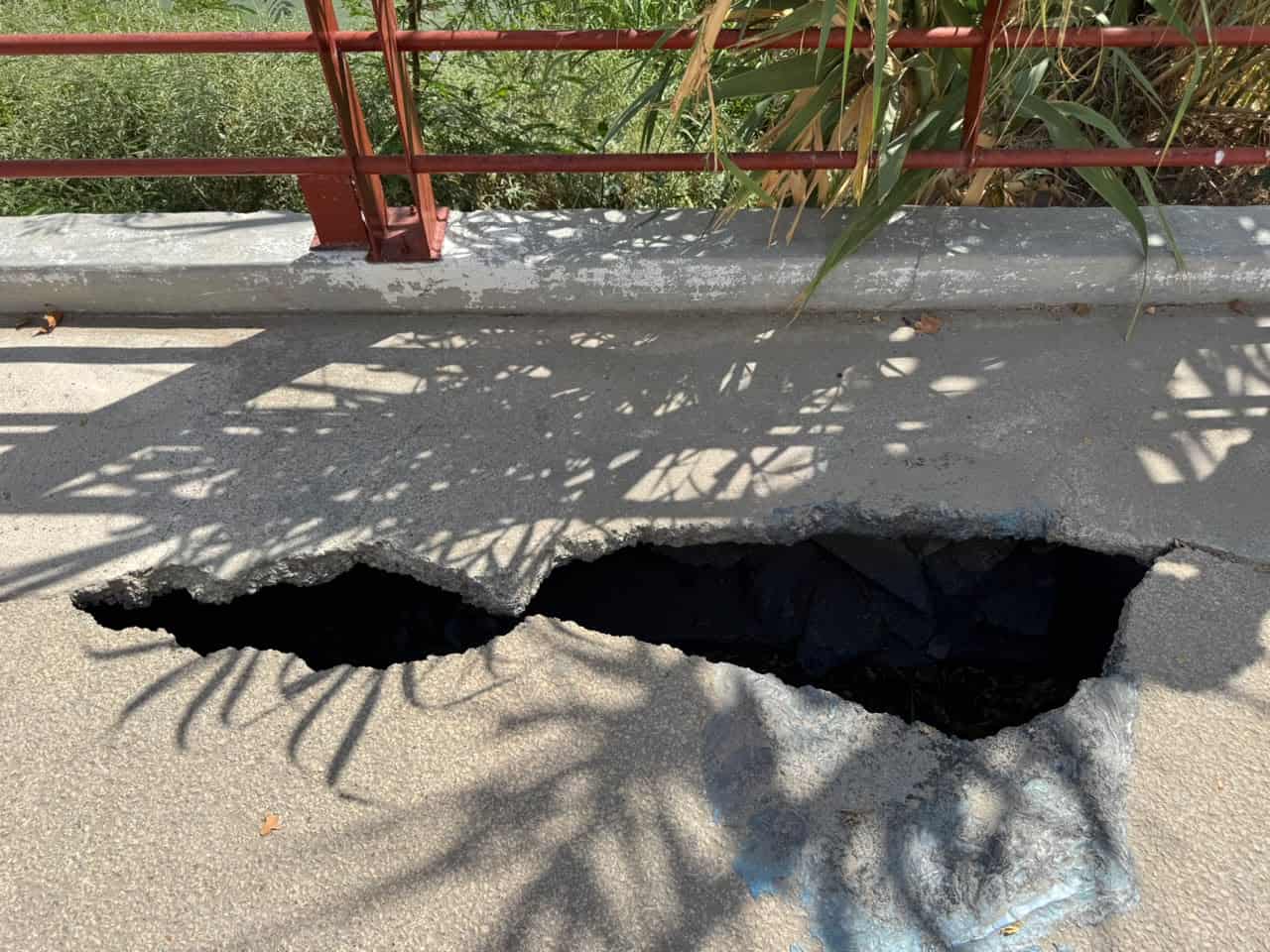 Alertan por socav&oacute;n de un metro de profundidad en el Paseo del R&iacute;o