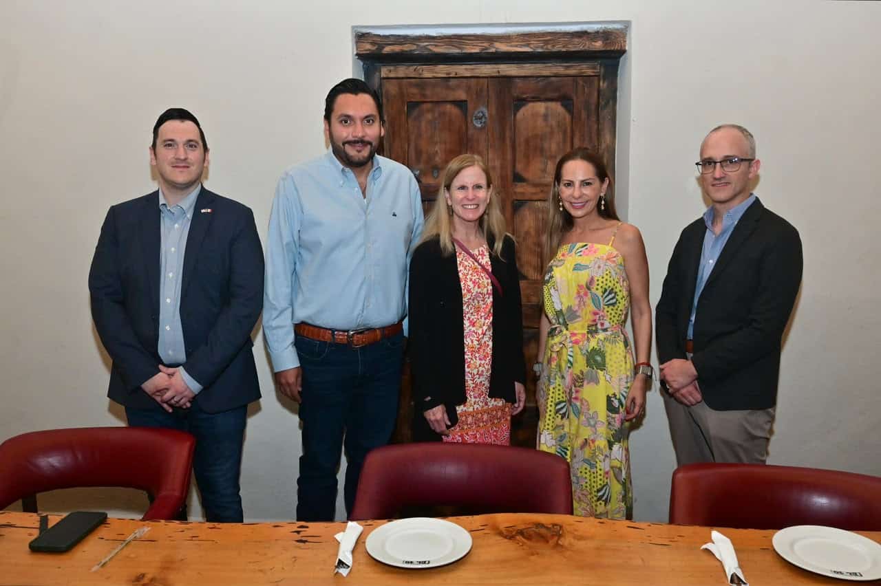 Carlos Villarreal y cónsul de EE.UU. buscan cooperación para Monclova Carlos Villarreal y cónsul de EE.UU. buscan cooperación para Monclova