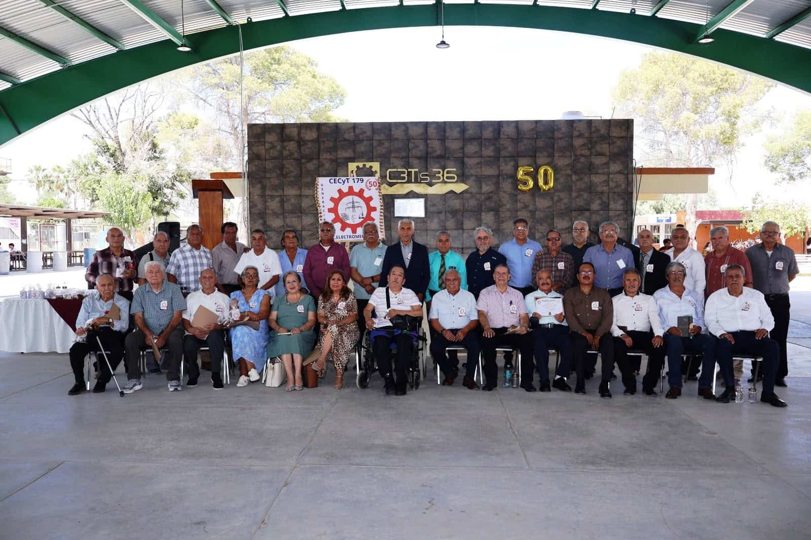 Exalumnos y docentes del CBTIS 36 durante la reunión conmemorativa.