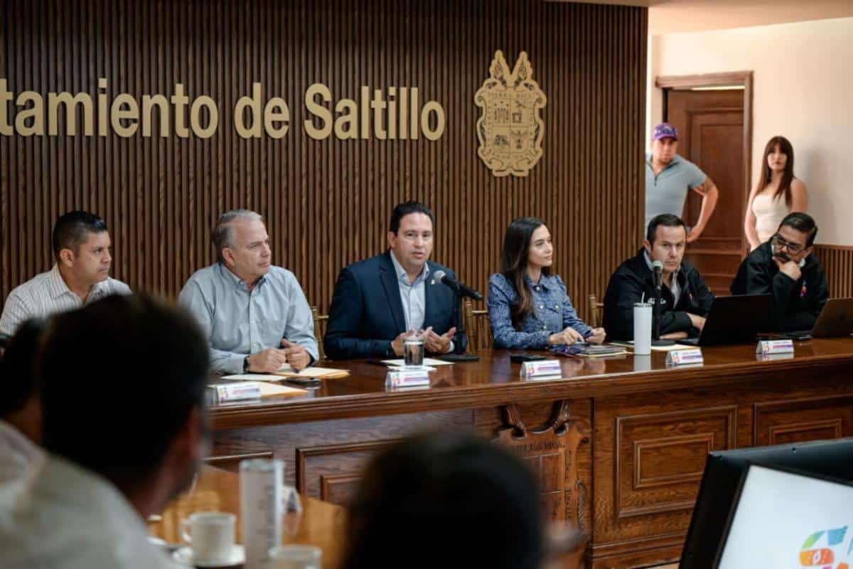 Javier D&iacute;az Gonz&aacute;lez intensifica pavimentaci&oacute;n y seguridad en Saltillo