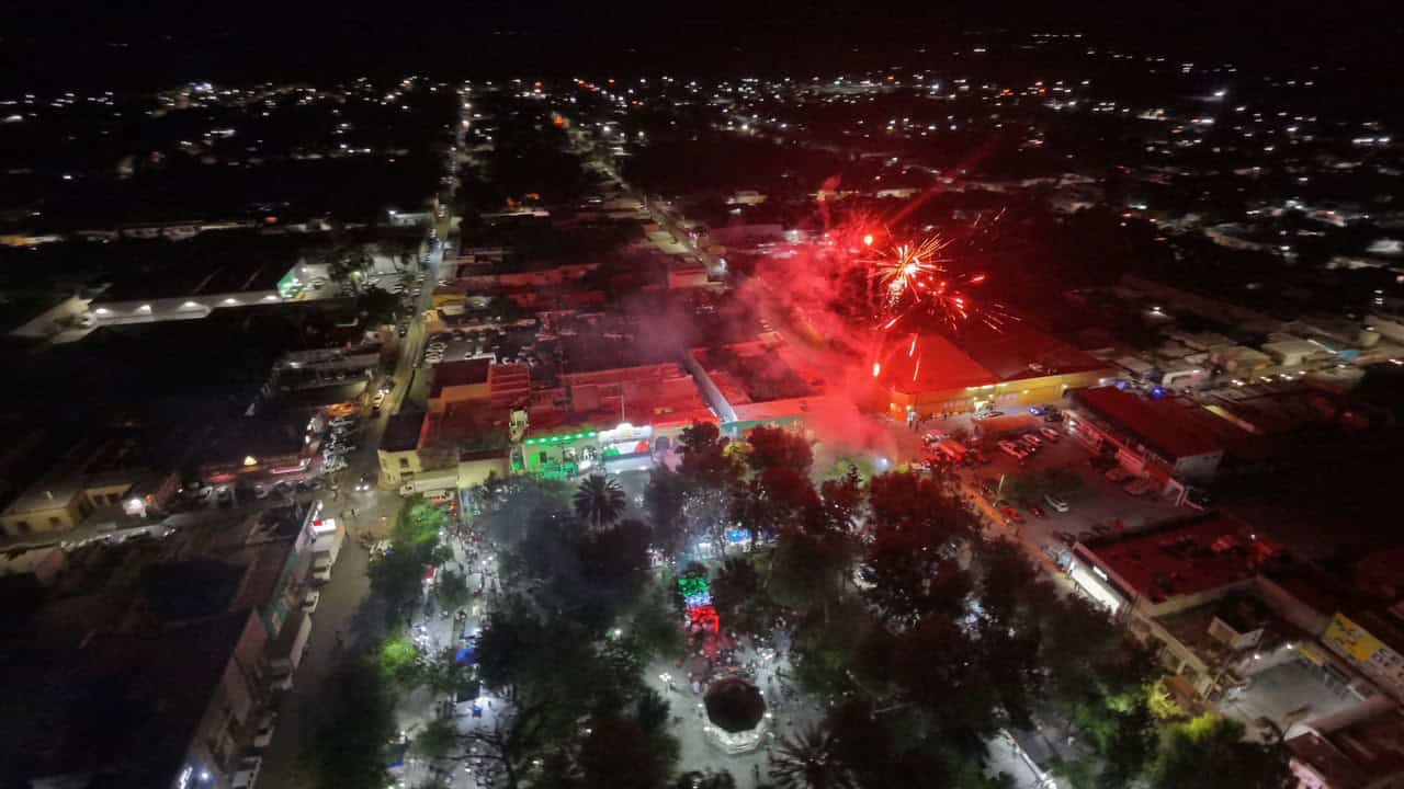 Jesús Javier Flores Rodríguez encabeza el Grito de Independencia en San Buenaventura