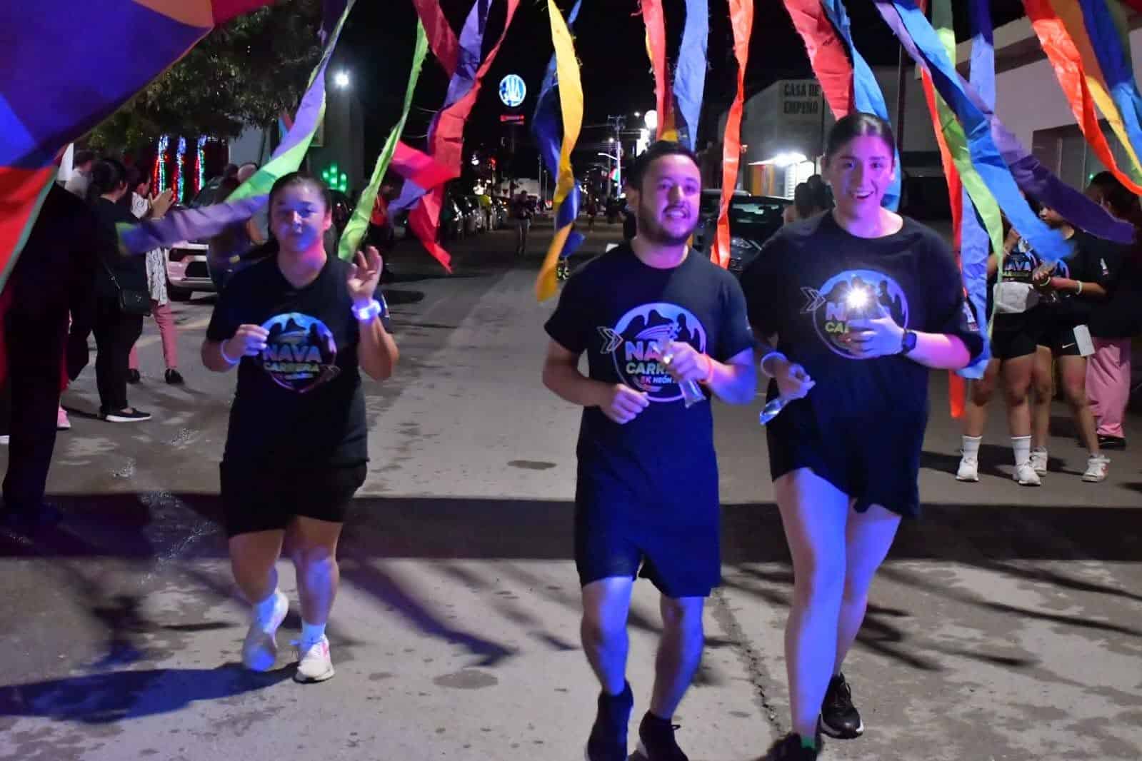 &iexcl;Noche de ne&oacute;n y botas! Nava se llena de energ&iacute;a con la Carrera Vaquera