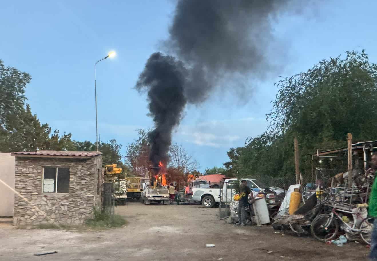 Incendio de llantas moviliza a Bomberos en el barrio El Aguacate