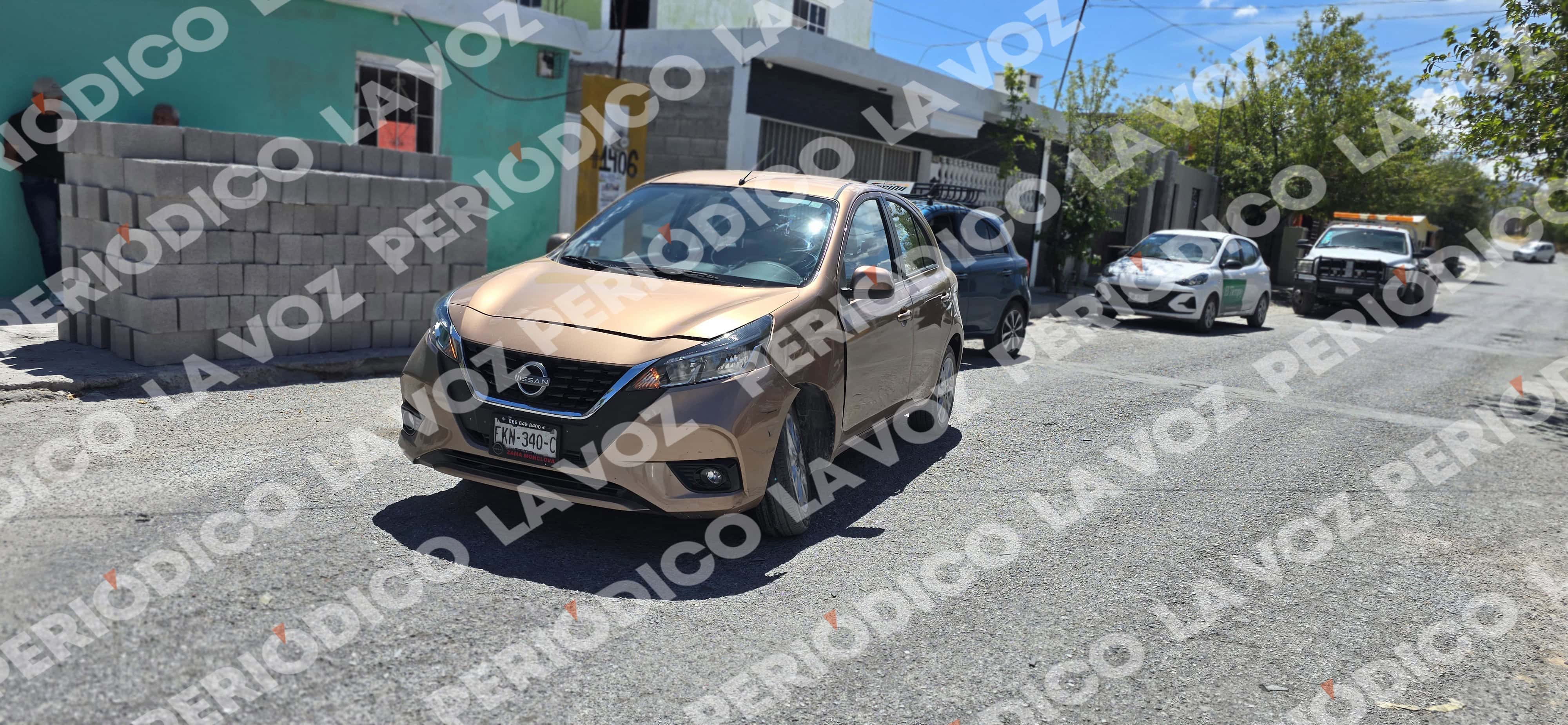Mujer provoca accidente en Monclova: camioneta impacta su Nissan March