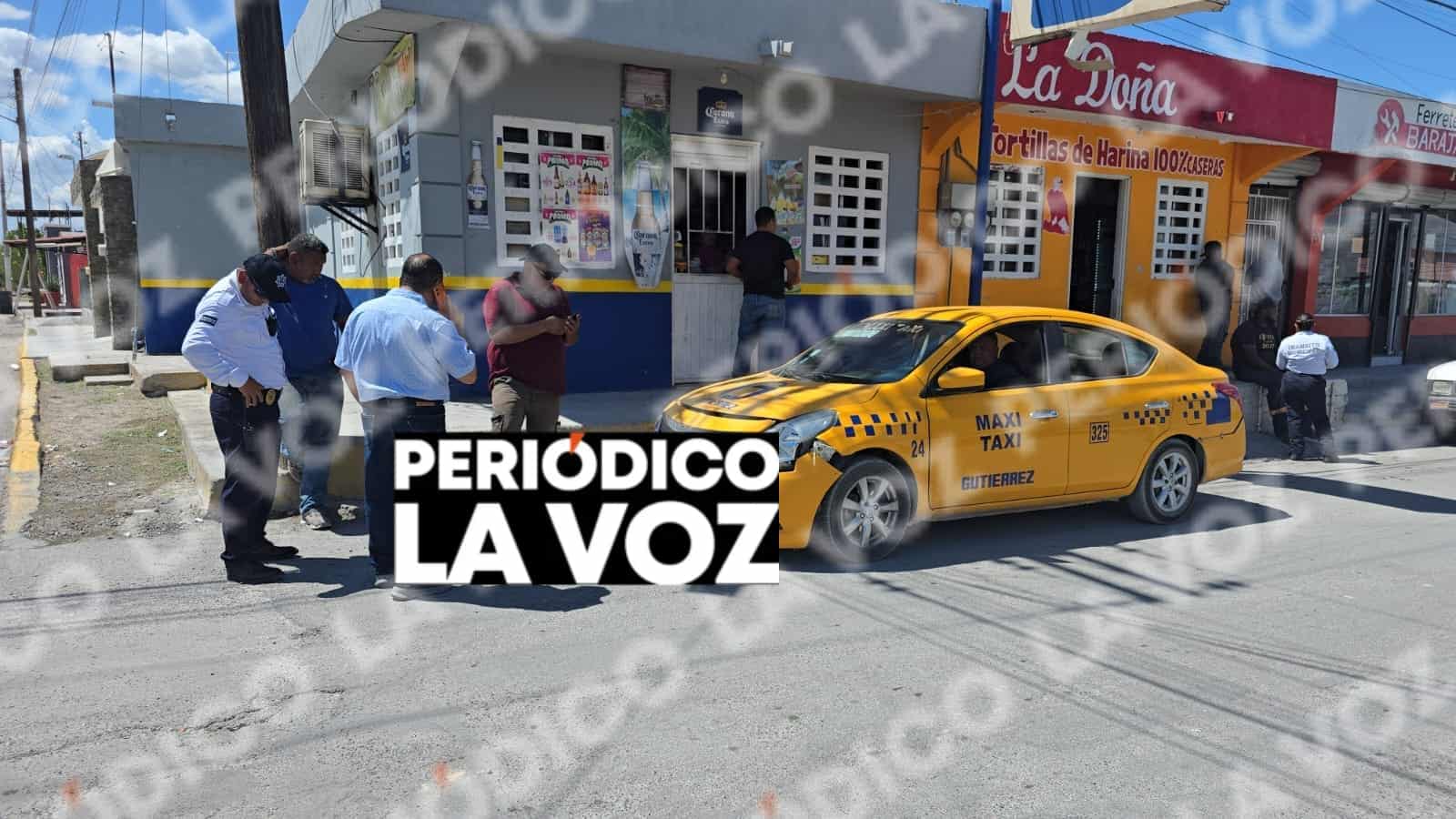 Le pega a taxi con lowboy Le pega a taxi con lowboy