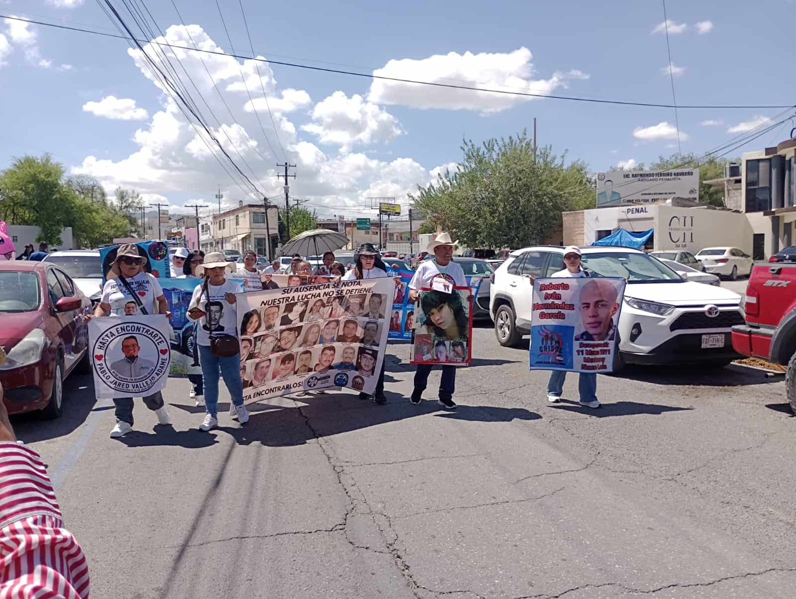 Colectivos de familias marcharon desde las instalaciones de la Fiscalía hasta la Plaza Principal de Monclova para dar inicio a las jornadas de Búsqueda en Vida.