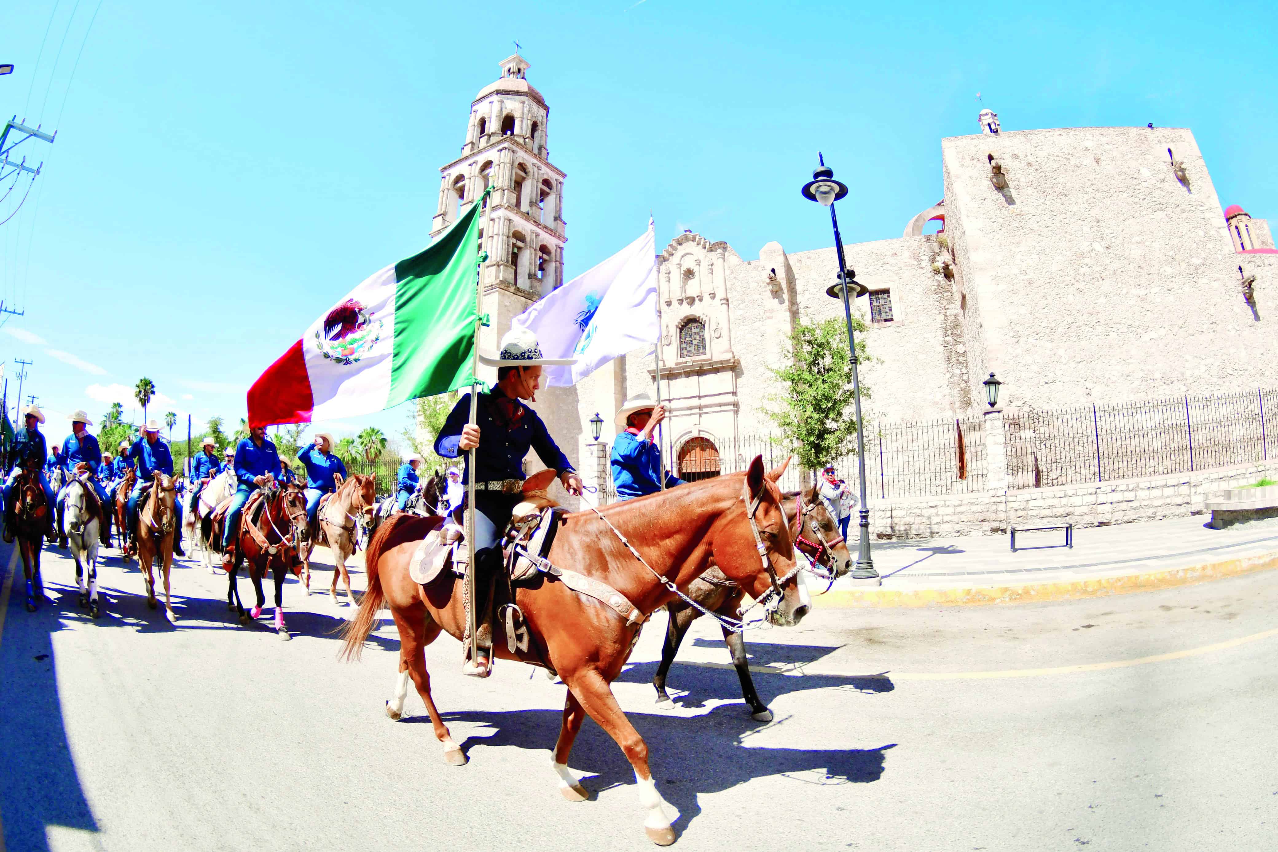 M&aacute;s de 520 jinetes participan en la cabalgata Sendero de Hidalgo en Monclova