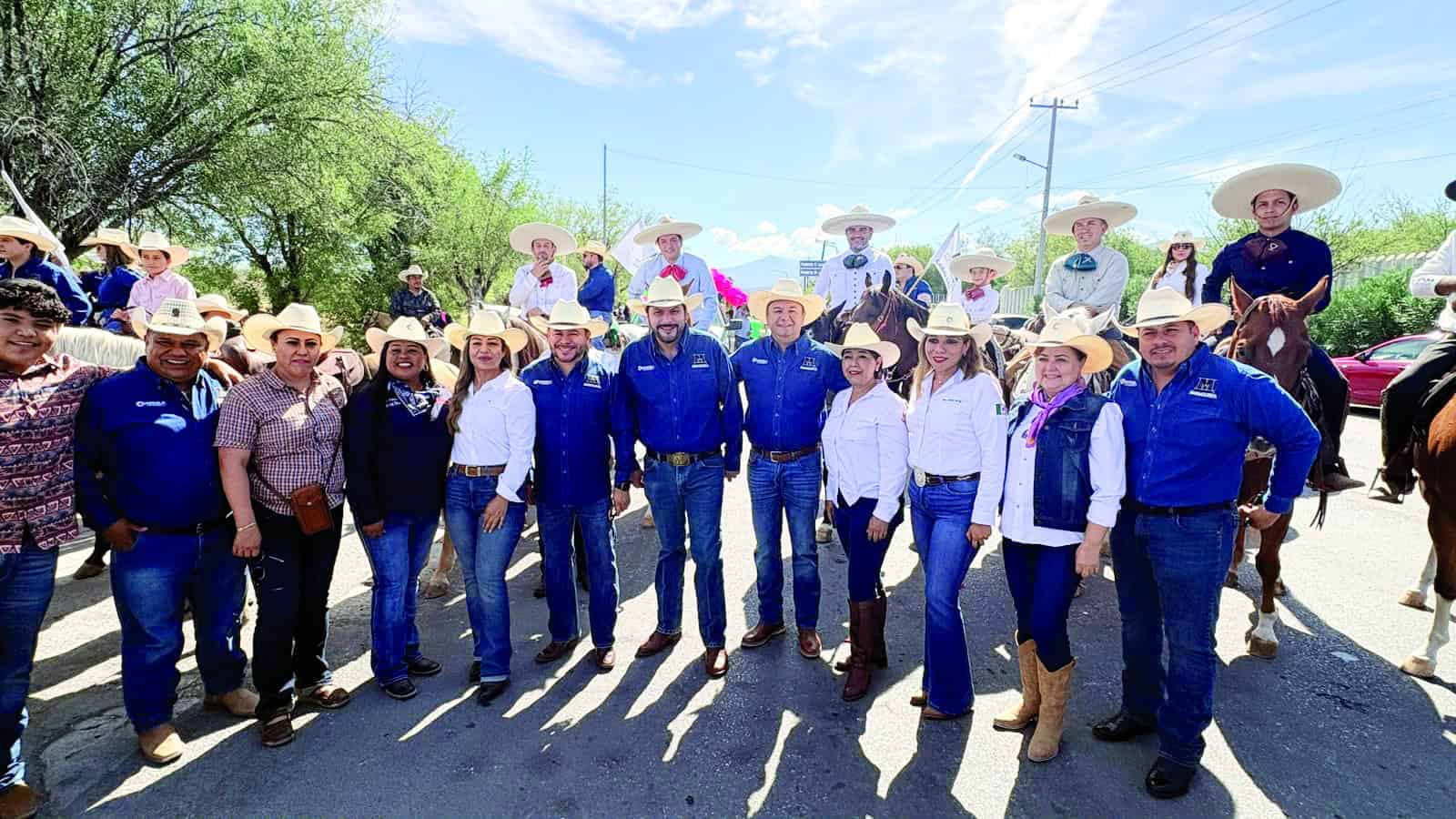 M&aacute;s de 520 jinetes participan en la cabalgata Sendero de Hidalgo en Monclova