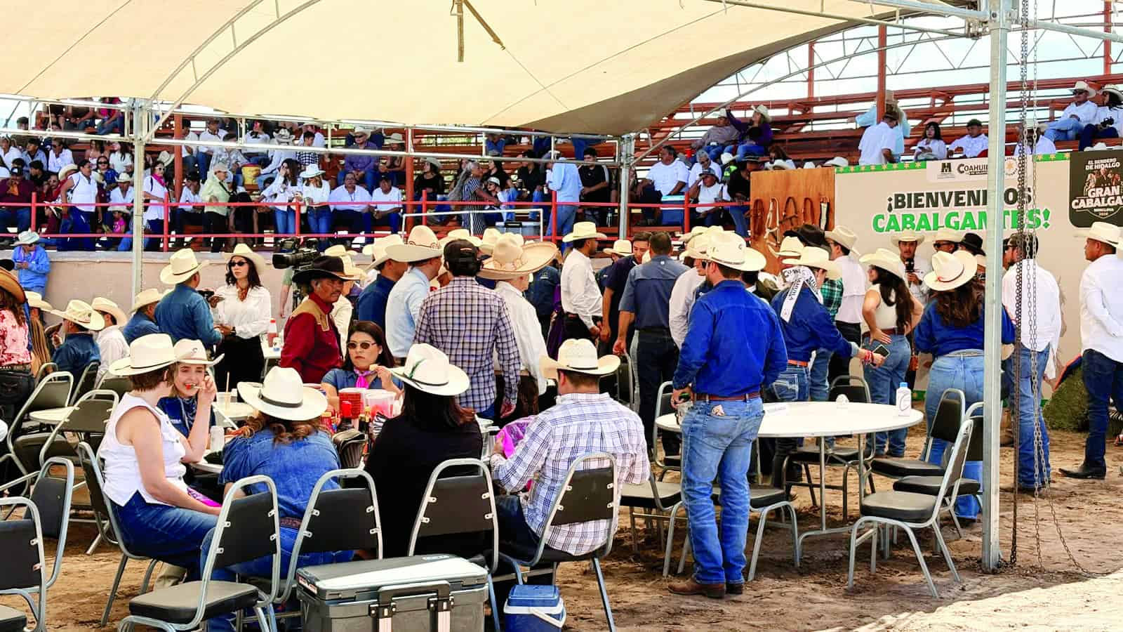 M&aacute;s de 520 jinetes participan en la cabalgata Sendero de Hidalgo en Monclova