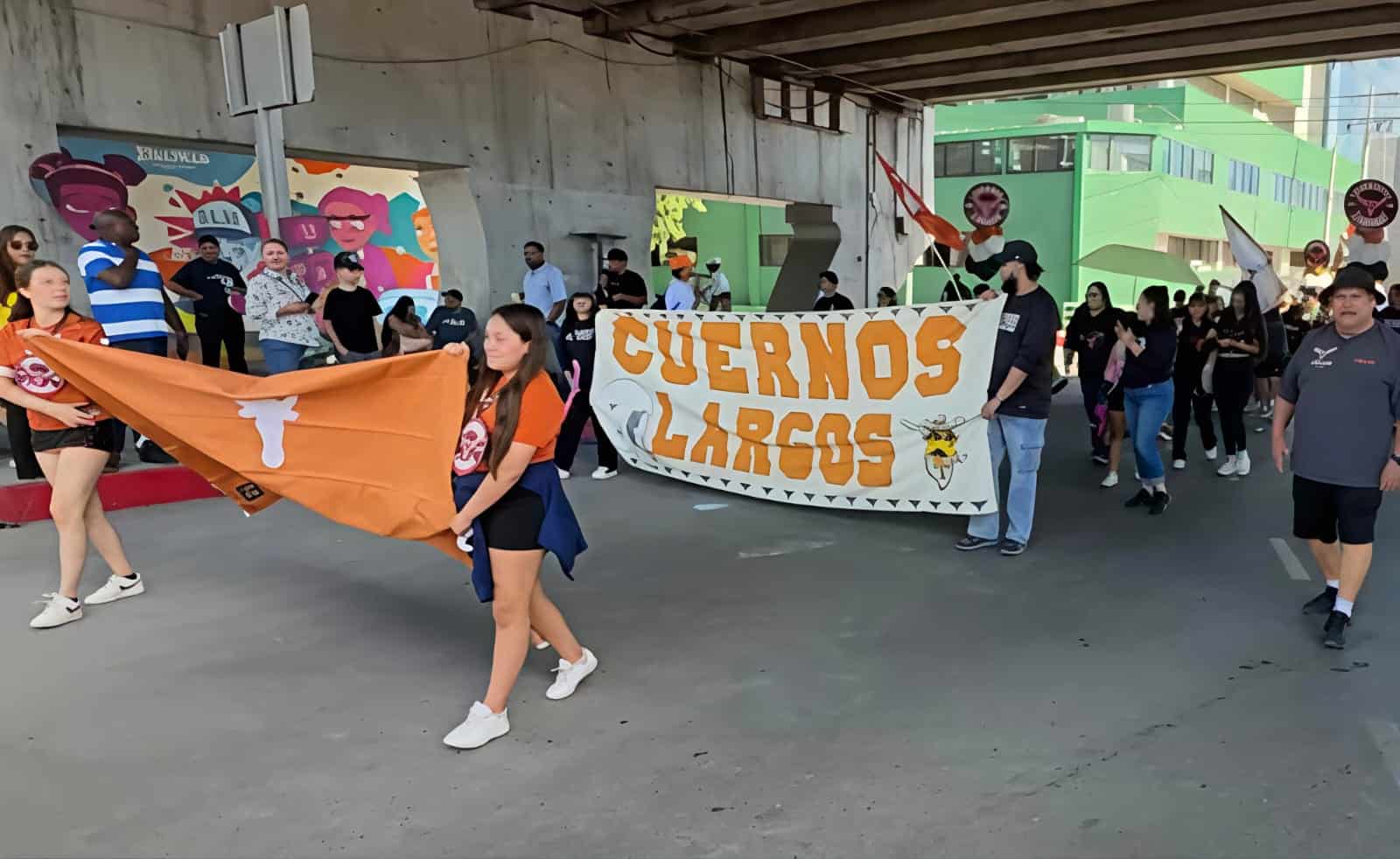 Fernanda Oyervides coronada reina de AFAIS en desfile de Saltillo