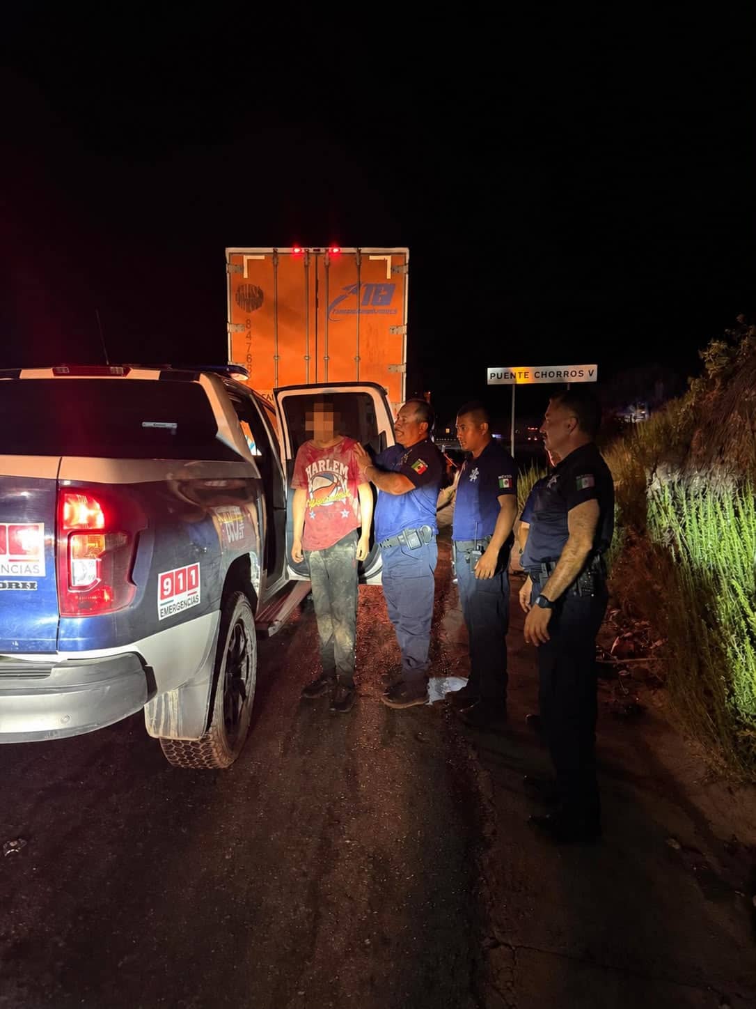 Hallan en carretera a menor extraviado
