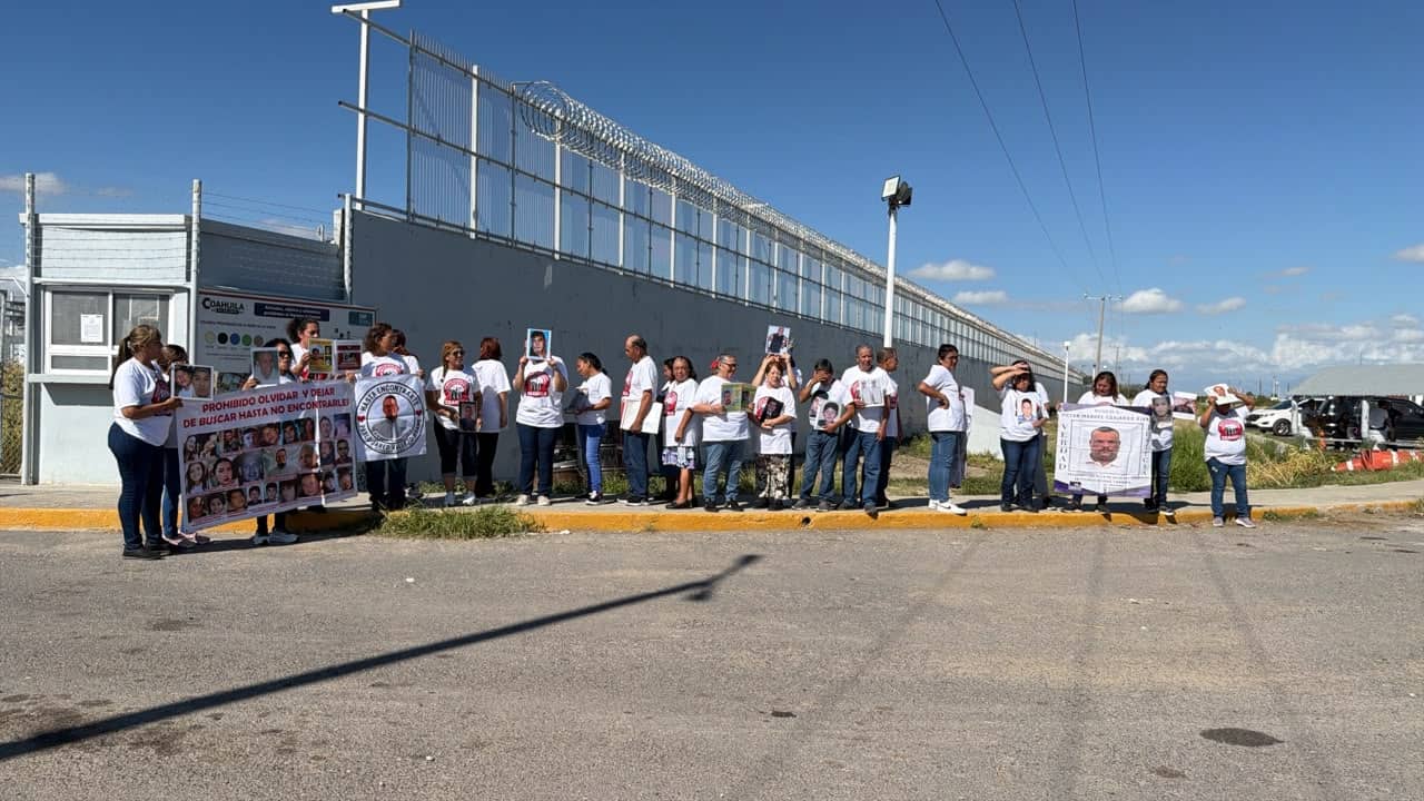 Integrantes de colectivos arribaron al Centro de Readaptación Social de Monclova para realizar acciones de búsqueda en vida.