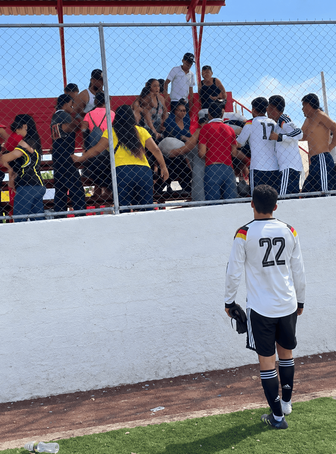 Disputa durante partido de fútbol municipal